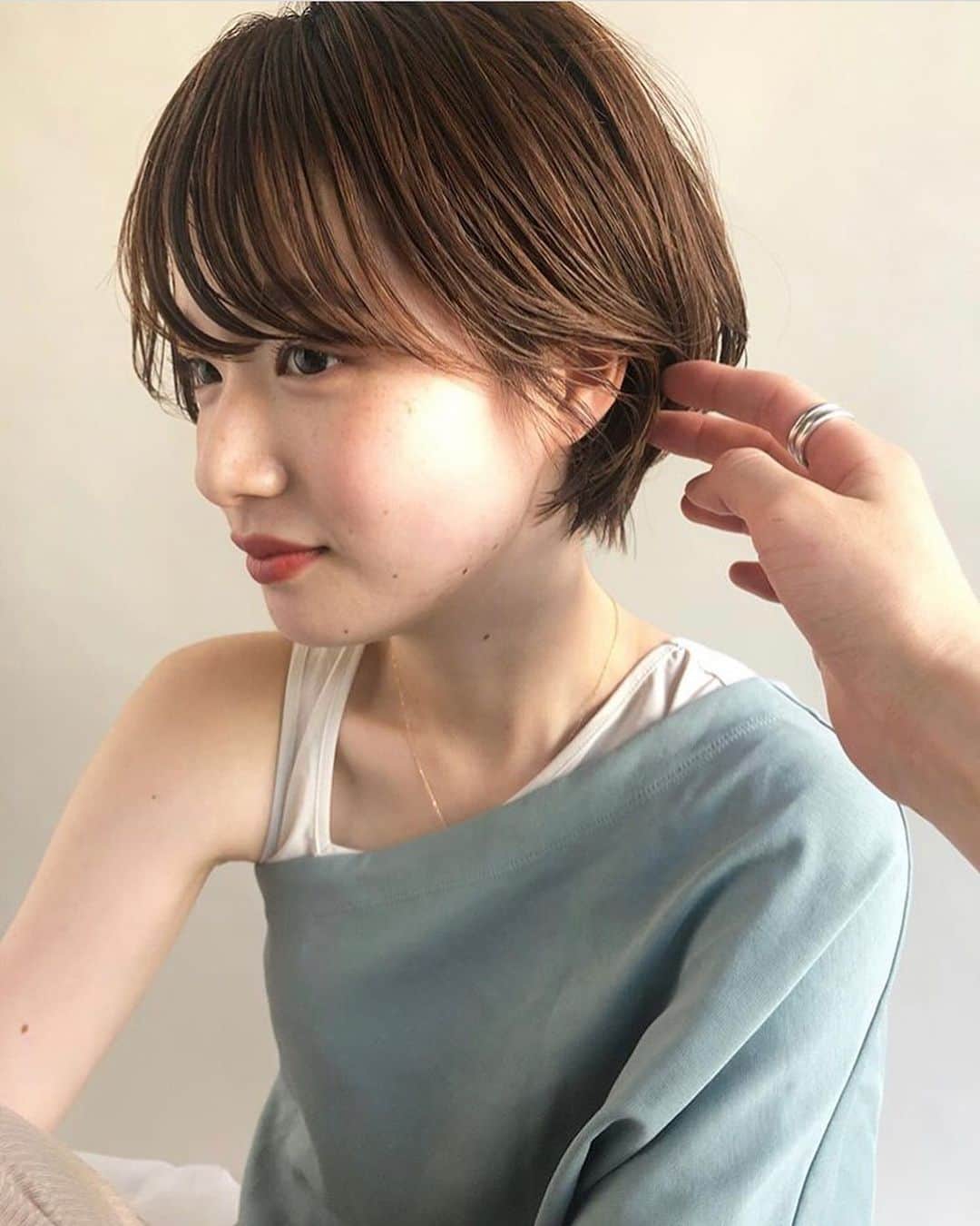 LALA公式さんのインスタグラム写真 - (LALA公式Instagram)「タグ付けヘアスタイルを紹介🏷﻿ ﻿ ショートヘアカタログ＊﻿ ﻿ -素敵なヘアスタイルをRepostでご紹介させて頂いてます。-﻿ ﻿ @kousei_goto さんありがとうございました✨﻿ ﻿ —————————————————— ﻿ ﻿ 2018.2月OPEN！！﻿ LALAは、厳選した美容師だけを掲載するヘアカタログメディアです。﻿ ﻿ 技術、センス、サービスにこだわるプロフェッショナルが、毎日のサロンワークでお客様に提案するリアルなヘアスタイルを掲載しています。﻿ ﻿ あなたの魅力を引き出す運命の美容師をみつけてください。﻿ ﻿ サイトはプロフィールのリンクからご覧ください。﻿ ﻿ —————————————————— ﻿ ﻿ ▶︎掲載をお考えのサロン様、スタイリスト様へ LALAサイト内、一番下にある「掲載をお考えの方へ」からお問い合わせください。﻿ ﻿ ▶︎インスタ内でヘアスタイルの紹介をご希望される方へ﻿ @lala__hair #lala__hair をフォロー&タグ付けください📌厳選して紹介させて頂きます。﻿ ﻿ ﻿ ——————————————————﻿ ﻿ ﻿ ﻿ #ショートヘア #ショート #ショートカット #ショートボブ #ショートヘアアレンジ #ショートヘアー #マッシュショート #ボブ #ショートカット女子 #ヘアスタイル #ヘアカタログ #黒髪ショート #パーマスタイル #パーマ  #暗髪 #髪型 #髮型 #髮型設計 #发型 #造型 #短髮 #日系髮型 #女生髮型 #女生短髮 #복구펌 #짧은머리 #숏컷 #중간머리 #복구펌」9月8日 21時53分 - lala__hair