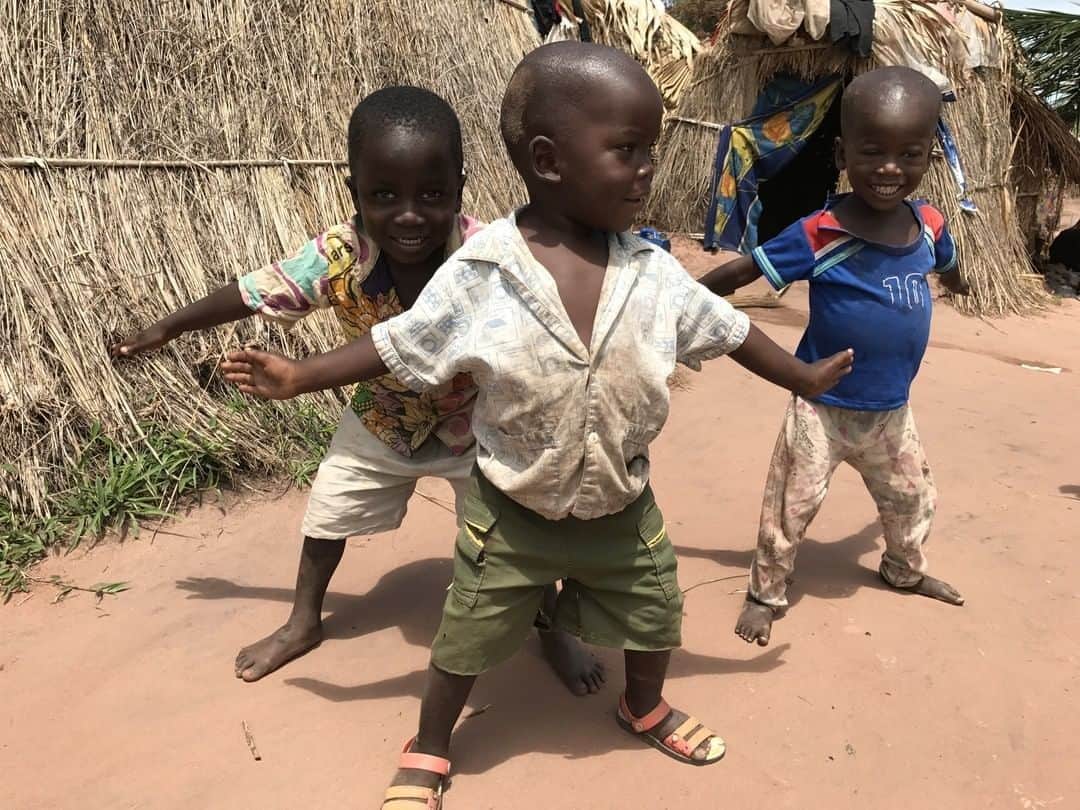 unicefさんのインスタグラム写真 - (unicefInstagram)「Thank you for giving children roots to grow and wings to fly. 🕊️🌳 UNICEF works in over 190 countries and territories to make sure children are protected, healthy and in school. @unicefrdcongo / Longa」9月8日 21時55分 - unicef