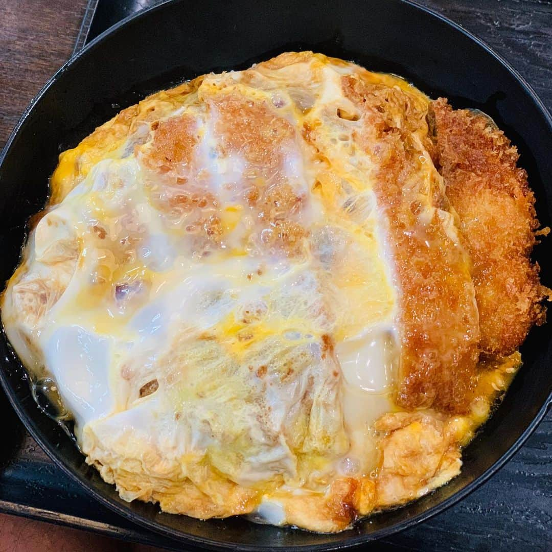 川原豪介さんのインスタグラム写真 - (川原豪介Instagram)「今日の丼‼️資さんうどんのカツ丼！ぬんっ！ #ブルーリバー #カツ丼 #丼すたぐらむ  #資さんうどん」9月8日 21時55分 - blueriver_kawa