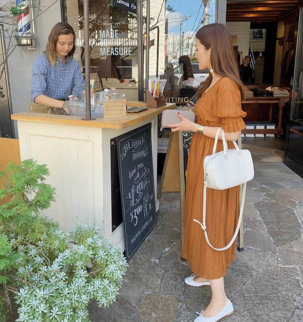 のインスタグラム：「. コーヒーテイクアウト☕️ . 展示会会場の近くにあった コーヒースタンド。 店員さんが可愛すぎて♡(←。。) . . さて展示会、無事終了です😂 . ストーリーの、HASOLASのカテゴリーにも 沢山画像や動画を入れてます💗 良かったらチェックしてみて下さい！ . お越し下さった皆さん、 本当に×100、 ありがとうございました😊 . Dress @hasolas_official  Bag @poem_accessory . Photo by @ayamo223」