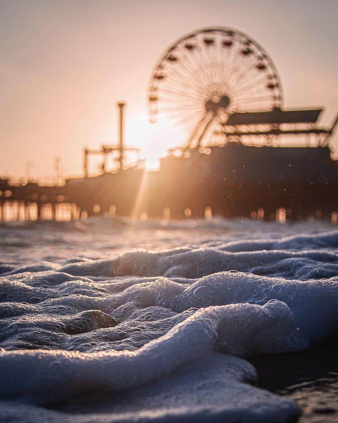 CANON USAさんのインスタグラム写真 - (CANON USAInstagram)「"Santa Monica always feels like home. I try to visit as much as possible and stay for as long as I can, but there never seems to be enough time. Dodging waves to get a shot like this is always fun." #MyCanonStory  Photo Credit: @lenafound  Camera: #Canon EOS 5D Mark III Lens: EF 24-105mm f/4L IS USM Aperture: f/4 ISO: 100 Shutter Speed: 1/1000 sec Focal Length: 35mm  #teamcanon #canonusa #waves #summer #santamonica」9月8日 21時58分 - canonusa
