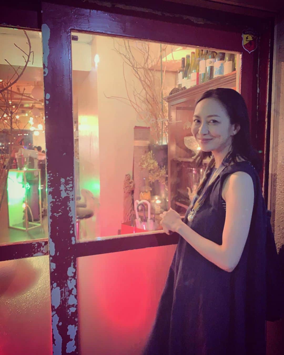 砂賀美希さんのインスタグラム写真 - (砂賀美希Instagram)「まだあった。上京してきたときからある、渋谷の奥のおしゃれカフェ。 昔からカフェという空間が好きで、暇さえあれば1人であちこち出向いていました。懐かしいなぁ…  週末。 久しぶりに子どもを預けて勉強会に参加したこともあり 心地よい脳みそ疲労と友人の嬉しい報告と少々のお酒を懐かしい場所で味わう。夕方1時間ねw  今、精いっぱいの #マインドフルネス を探求した日。 もうすぐ嵐が来る😂  #台風前日 #渋谷 #子育てママ #息抜き #上出来 #東京カフェ #青春 #aoharuyouth #supercar #なつかしい #深夜のぼやき #雨強くなってきた」9月8日 22時07分 - kimiganasu