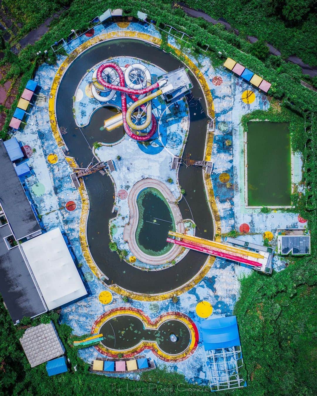 啝 （わ）のインスタグラム：「Abandoned Leisure Pool 𓆲 𓆲 𓆲 #droneoftheday #djimavicpro #djiglobal #drone #dronephotography #dronestagram #dji #topdronephotos #fromwhereidrone #wedroneasia #droneosoar #skyhilife  #japan_urbex #JJ_URBEX #jp_gallery #kf_urbandonedmasks #KINGS_ABANDONED #m3xtures #Meistershots #moodygrams #nature_takes_over #natures_reclaim #ominous_perfection #pr0ject_uno #rsa_preciousjunk #savethedecay #sfx_decay」