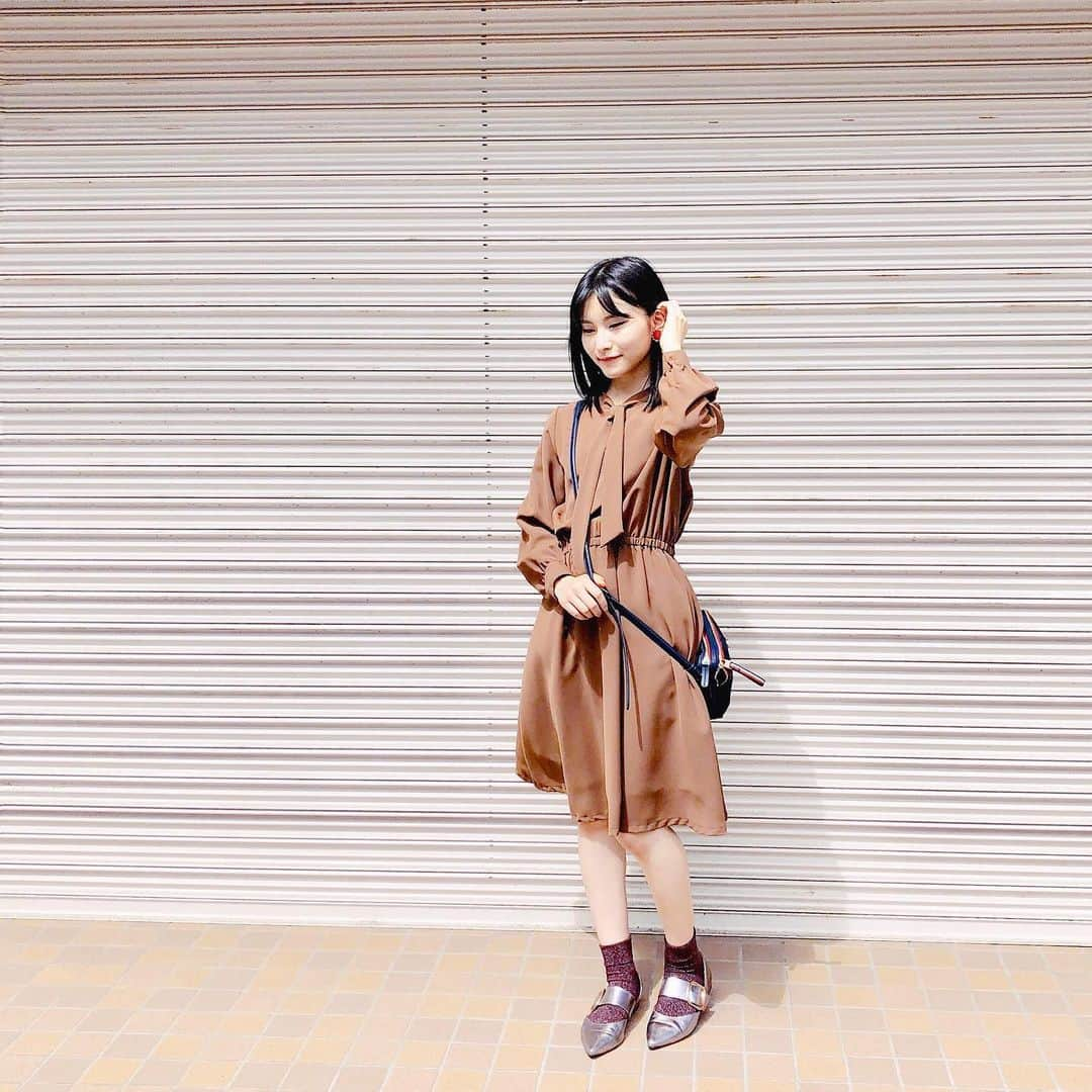 福岡聖菜さんのインスタグラム写真 - (福岡聖菜Instagram)「ブラウン  ママが洋服を貸してくれた日。 秋服着たいけどまだかなぁと思ってたから ママからこれ着る？？って聞かれた時 すごく嬉しくて喜んで着たんだ  ブラウンはほとんど着ないから珍しい✨ * * * #お下がりコーデ #ママのおさがり  #ブラウンコーデ #ワンピース #秋」9月8日 22時03分 - seina___ff