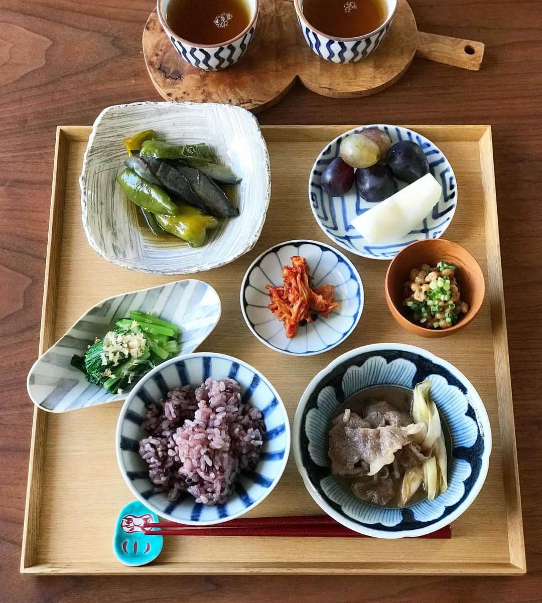 kokochiyoiさんのインスタグラム写真 - (kokochiyoiInstagram)「2019/09/08 日曜日の#お昼ごはん。 茄子とピーマンの#揚げ浸し、 牛肉とネギのさっと煮、 #大和まな、キムチ、納豆、 梨と巨峰。 揚げ浸し、しみしみでおいしい!! ✳︎ ✳︎ ✳︎ 茄子、ネギ、大和まな は @coconomi_141(3枚目)から。 大和まなは初体験。 甘く、しゃきしゃき。 青菜好きとしては、 出会えて良かったおいしさです♡ ✳︎ ✳︎ ✳︎ お盆は#松野漆器店 のもの。 小鉢がたくさん乗せられ大活躍。 今日夫に 「このお盆、いいねぇ〜」 と初めて言われました。 ※5年以上使っているわよ…」9月8日 22時16分 - kokochiyoi