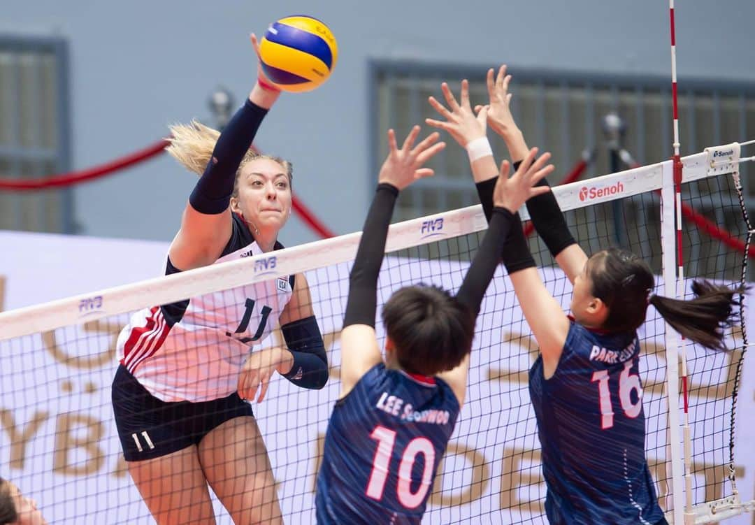 USA Volleyballさんのインスタグラム写真 - (USA VolleyballInstagram)「#USAVgynt sweeps Korea, clinching spot into @FIVBVolleyball Girls' U18 World Championship Round of 16. @todnolylime leads @teamusa with 13 pts, including 7 of Americans' 18 blocks. Next: Canada in final pool play match on Monday at 9 a.m. ET. --- Match Recap on usavolleyball.org (📸 FIVB)」9月8日 22時14分 - usavolleyball