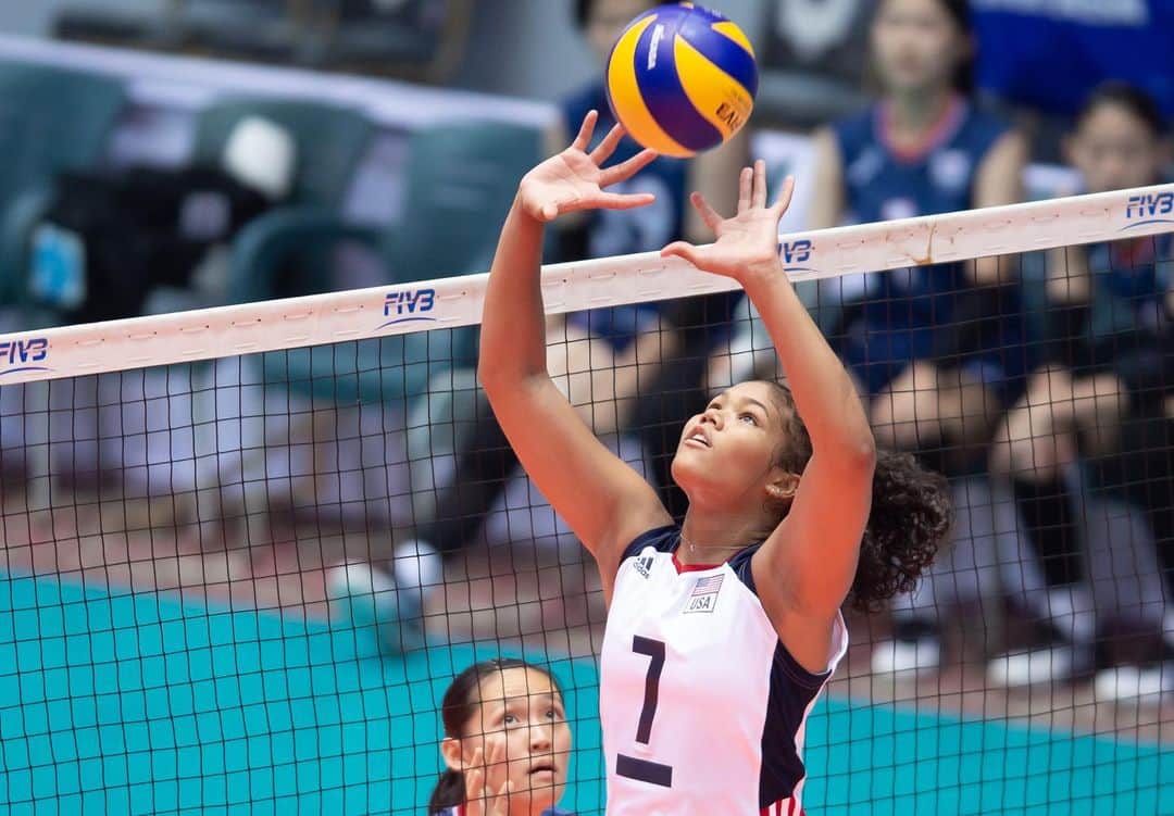 USA Volleyballさんのインスタグラム写真 - (USA VolleyballInstagram)「#USAVgynt sweeps Korea, clinching spot into @FIVBVolleyball Girls' U18 World Championship Round of 16. @todnolylime leads @teamusa with 13 pts, including 7 of Americans' 18 blocks. Next: Canada in final pool play match on Monday at 9 a.m. ET. --- Match Recap on usavolleyball.org (📸 FIVB)」9月8日 22時14分 - usavolleyball
