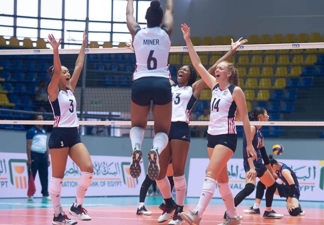 USA Volleyballさんのインスタグラム写真 - (USA VolleyballInstagram)「#USAVgynt sweeps Korea, clinching spot into @FIVBVolleyball Girls' U18 World Championship Round of 16. @todnolylime leads @teamusa with 13 pts, including 7 of Americans' 18 blocks. Next: Canada in final pool play match on Monday at 9 a.m. ET. --- Match Recap on usavolleyball.org (📸 FIVB)」9月8日 22時14分 - usavolleyball