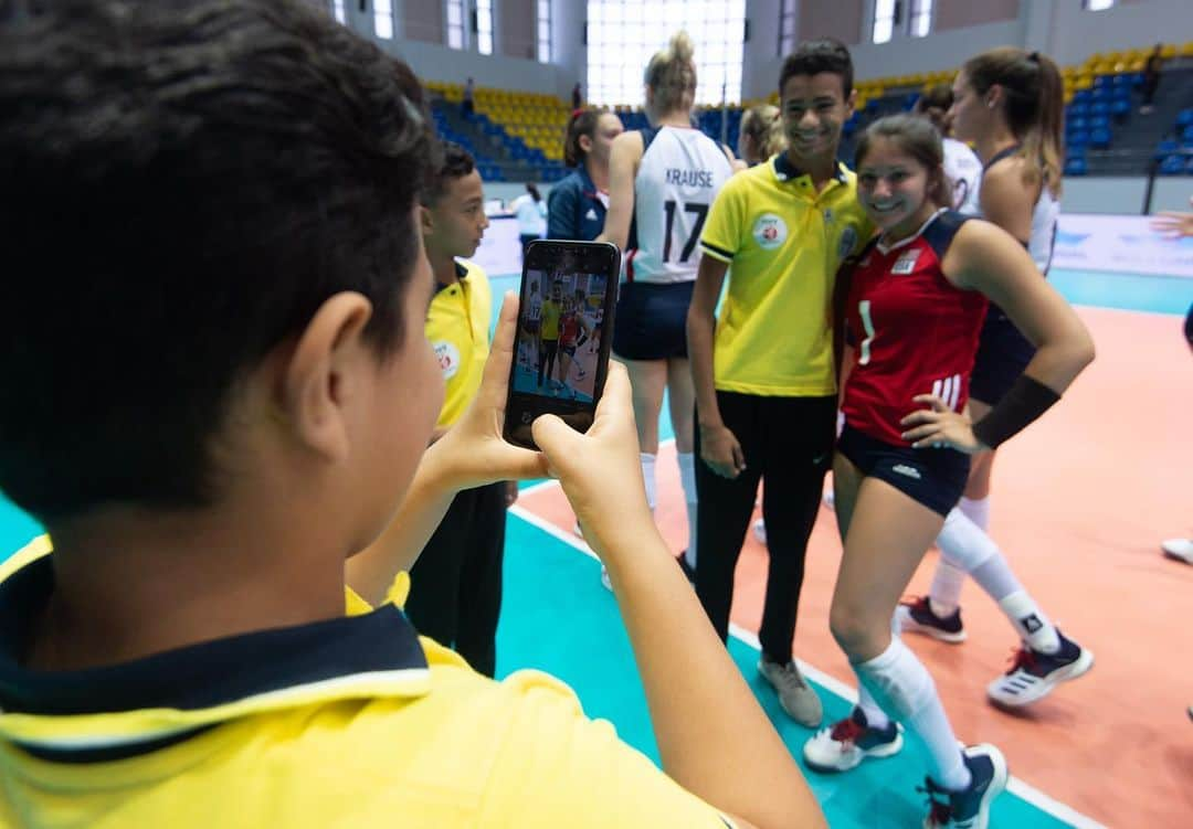 USA Volleyballさんのインスタグラム写真 - (USA VolleyballInstagram)「#USAVgynt sweeps Korea, clinching spot into @FIVBVolleyball Girls' U18 World Championship Round of 16. @todnolylime leads @teamusa with 13 pts, including 7 of Americans' 18 blocks. Next: Canada in final pool play match on Monday at 9 a.m. ET. --- Match Recap on usavolleyball.org (📸 FIVB)」9月8日 22時14分 - usavolleyball