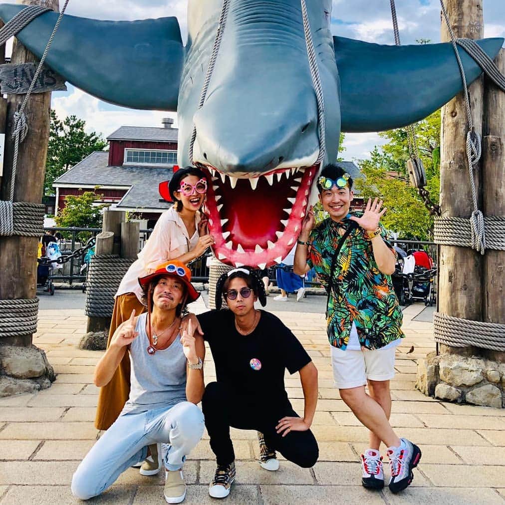 レイチェルのインスタグラム：「先日。  兄貴夫婦と友達が大阪に遊びに来てくれたので、  久々にユニバへ行きましたよ！  そして、夜は富ちゃんも合流して『宴』をしましたよ！  そりゃ～もぉベラボーに、たぁのぉしぃーーーかったですよ！  ちなみに、ユニバで汗をかきすぎた為、全員ホテルなり家なりでシャワーを浴びて着替えてからまた集合しよう。となったのですが、  兄貴だけはお気に入り過ぎて、ユニバで買ったONE PIECEのエースの帽子を被ったまま来ましたよ！  無ぅ邪ぁ気ぃーーー！！！！！ 😆😆😆😆😆😆✨✨✨✨✨✨🎶🎶🎶🎶🎶🎶🎶」