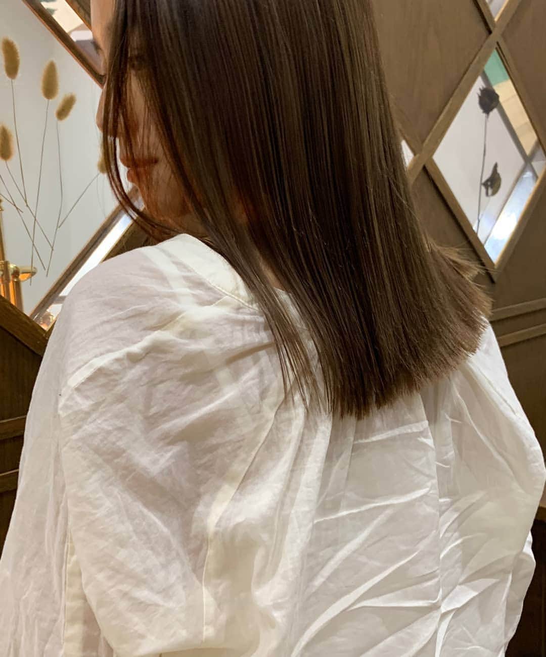 伊原葵さんのインスタグラム写真 - (伊原葵Instagram)「New hair♡♡♡ カラーとカットしたよ☺️ @ryo_hair さんありがと～♡ 髪の長さの雰囲気わかるかな？ と思ったから一枚目は引きにした！ 毛先を揃えてばつっと切って 重めにして明るさはキープで ベージュ系にしてもらったよ👌 色味はスライドしてね🙊💕 サラサラのつやつやになった😚 . . #newhair #haircolor #haircare」9月8日 22時25分 - aoi186