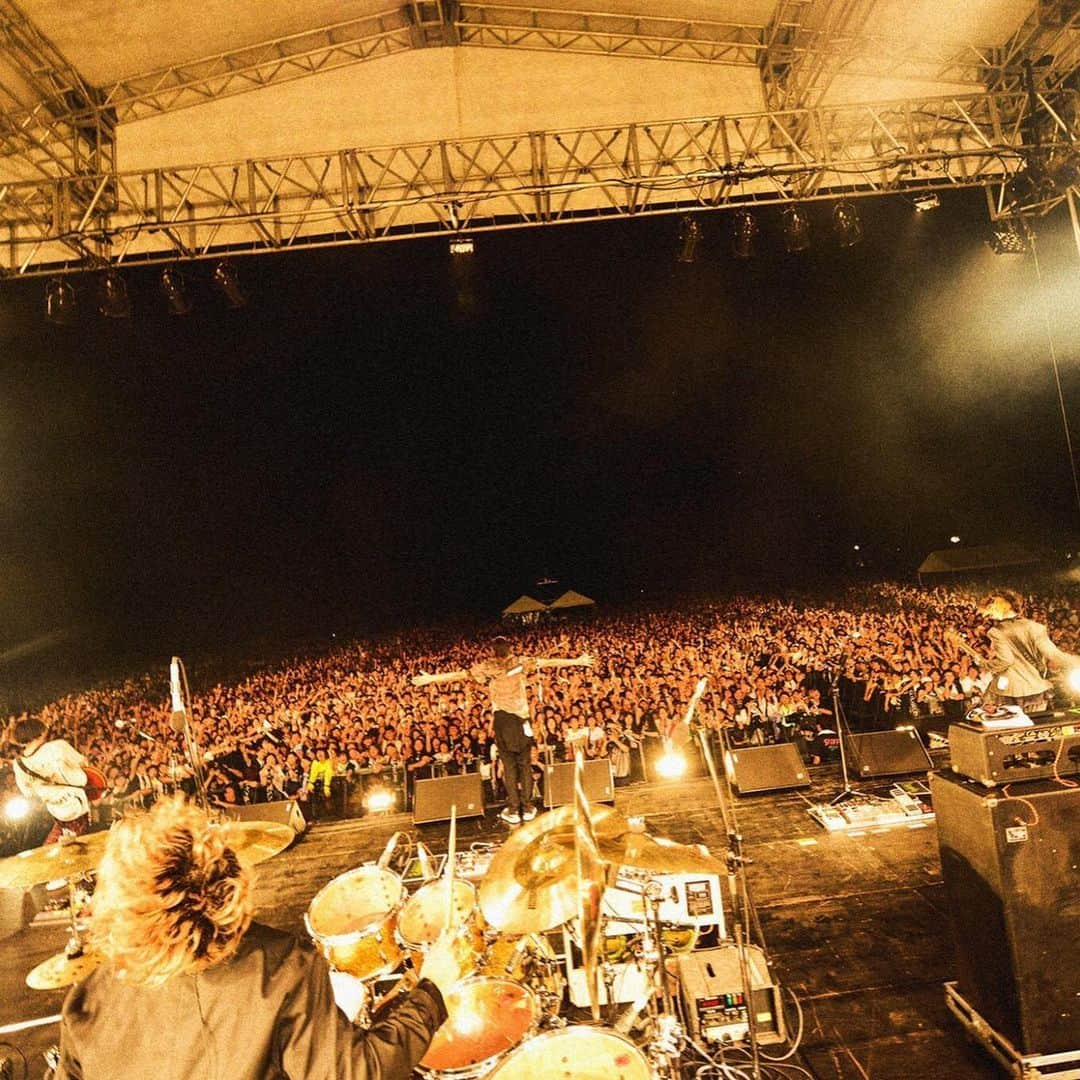 [ALEXANDROS]さんのインスタグラム写真 - ([ALEXANDROS]Instagram)「ありがとう、ベリテン。﻿ ﻿ そして夏フェス、ありがとう。﻿ ﻿ 洋平﻿ ﻿ #berryten﻿ #ベリテン﻿ #alexandros﻿ #ドロス﻿ #夏の終わりの匂いがしました﻿ #でも死ぬほど暑かったです﻿ ﻿ #またいつかどこかで  #yuki_kawamoto」9月8日 22時18分 - alexandros_official_insta