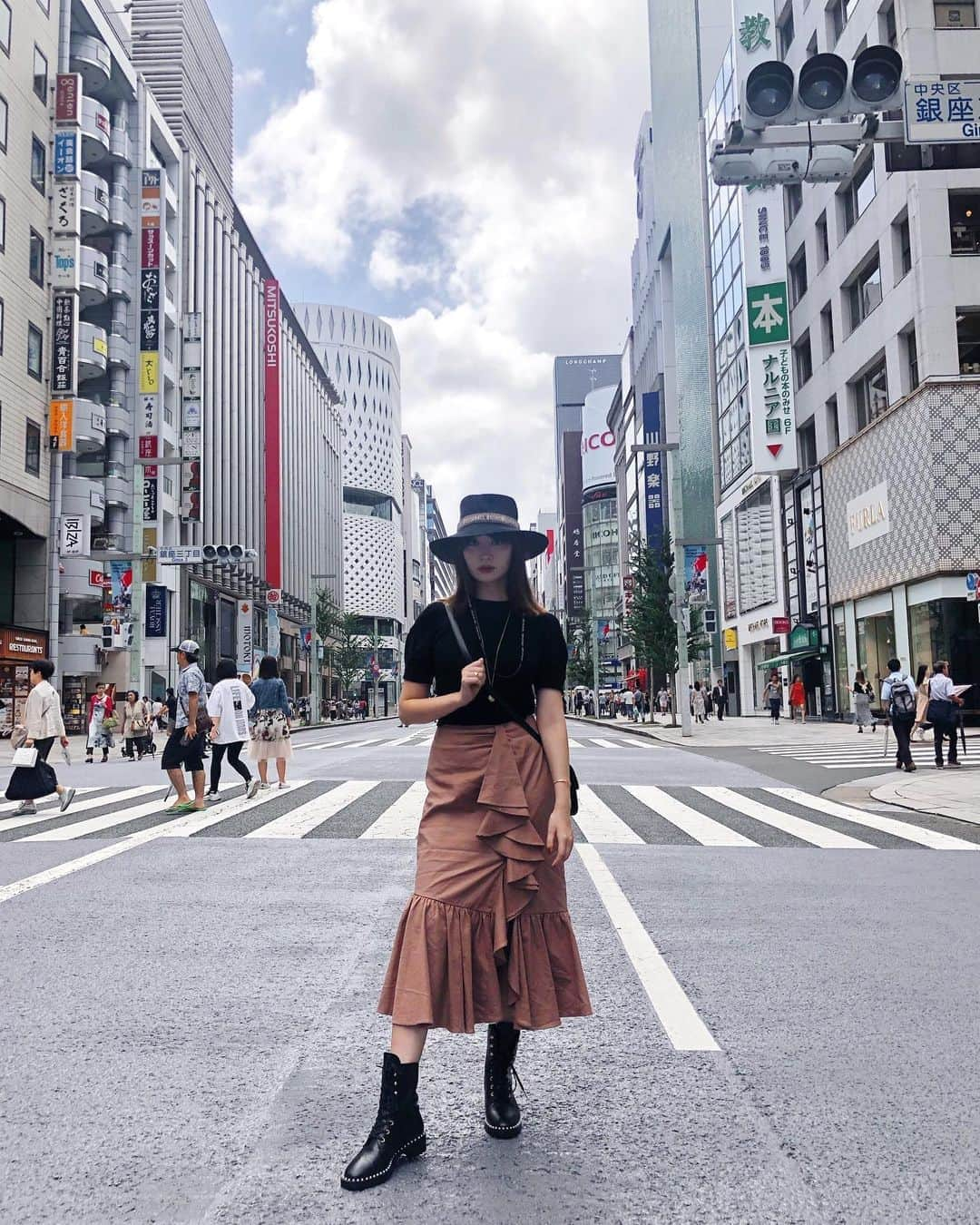 小嶋陽菜さんのインスタグラム写真 - (小嶋陽菜Instagram)「ほこてん🇯🇵 #ginza #tokyo tee #herlipto sk#herlipto 👢#stuartweitzman」9月8日 22時19分 - nyanchan22