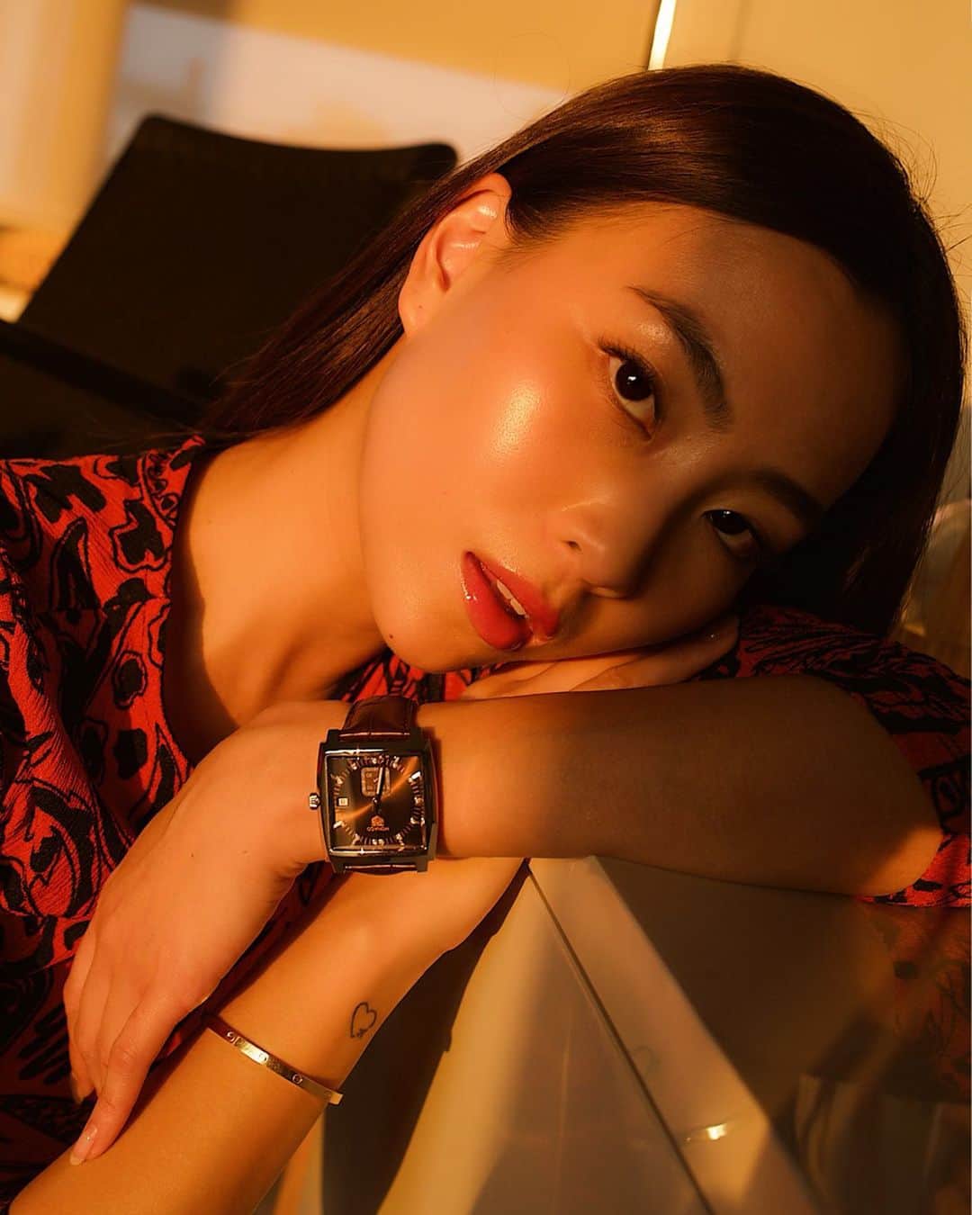 ソニアのインスタグラム：「The weekend hustle was real ☠️ Gearing up for the F1 season here in SG, and trust me when I say this - you gotta tune in to @987fm from 4-8pm every day this week to score an incredible experience 🖤  Meanwhile, planning my work schedule for the final quarter of 2019, and I’m excited, anxious, but also stoked as hell 🤪  #dontcrackunderpressure #TagHeuerMonaco」