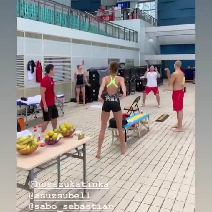 ズザンナ・ヤカボスのインスタグラム：「#throwback when warm up was just proper 👌🏻」