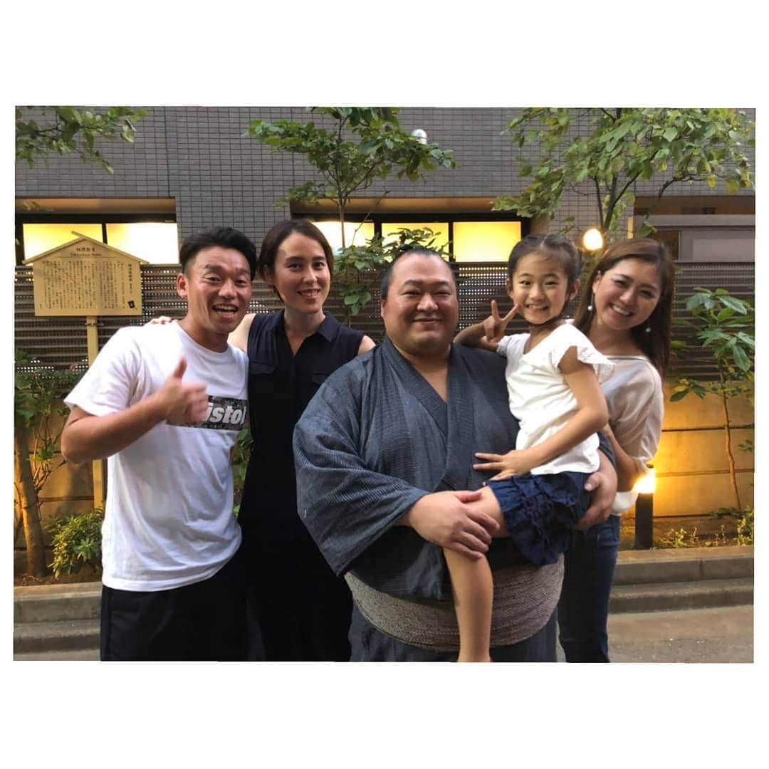 大山未希さんのインスタグラム写真 - (大山未希Instagram)「✨ 令和元年大相撲九月場所 初日にいってきました‼‼ 相撲の面白さは小さい頃は 全然理解できなかったけど(笑) 大人になってから好きになりました👍 迫力あるし筋肉とかめちゃ見ちゃう😁 そして今日はおもしろい取り組みが見れましたねー‼😆 豊ノ島さんファミリーと🎵 また応援にいきまーす😊 頑張ってくださいっ🙌 #大相撲九月場所 #豊ノ島関 ↓」9月8日 22時21分 - miki_oyama1003