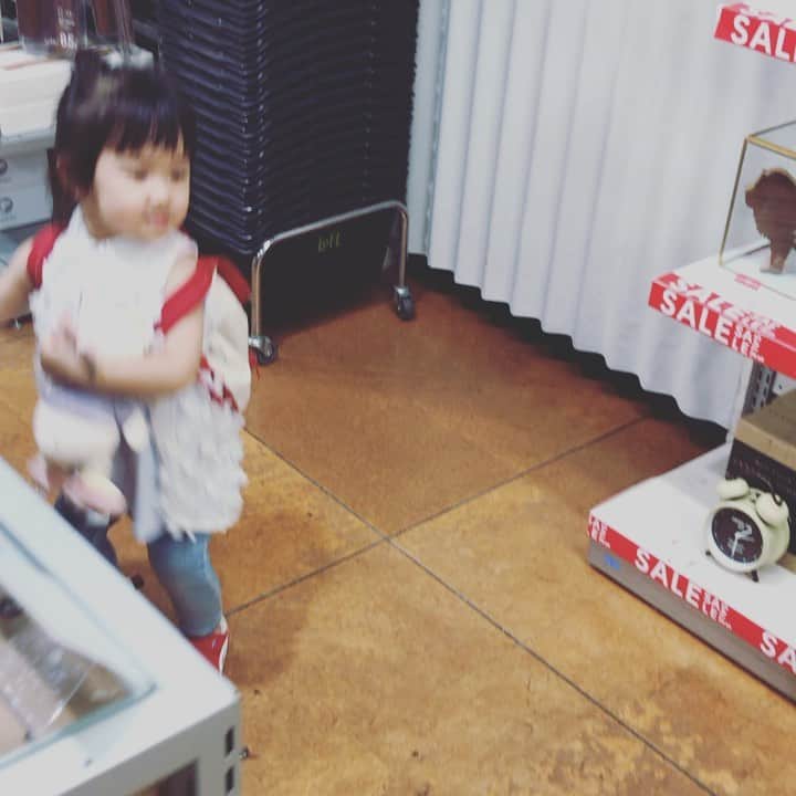 Yuka Maeda ::manicurelistのインスタグラム：「LOFTで踊る人（笑） 彼女の新しいダンス💃💃💃 大阪市北区 梅田.中崎町.駅から徒歩7分🚶‍♀️ CADENAS nail eyelash  マツエクアカウント @cadenaseyelash LINE:@ cadenas 🆔検索🙋‍♀️ tel:06-4792-8617. cadenas.nail@gmail.com. .  #instalike #instadaily #instamood #instalove #instafashion #igresjp #nails #ママリ#2歳児  #nailswag #japanesenailart #gelnailart #nailartist #repost #instanails  #親バカ部 #mama #fashion #ホットママタウン #おしゃれな人と繋がりたい #tbt #swag #幼児 #coordinate #photooftheday  #2歳 #ネイル好きな人と繋がりたい #girl」