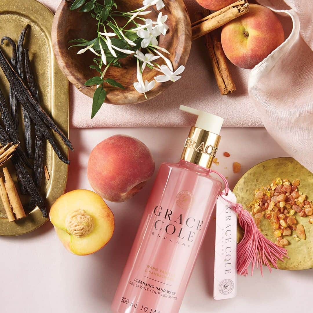 Grace Coleさんのインスタグラム写真 - (Grace ColeInstagram)「When fruit, spices and woods collide, they melt together into a cosseting blend that's as smooth as velvet and unapologetically feminine.  Succulent, fleshy peach and sweet, jammy raspberry contrast perfectly with powdery violets and balmy coconut, all wrapped up in a warming accord of vanilla, cinnamon, amber and sandalwood.  #warmvanilla #sandalwood #vanilla #oriental #velvet #feminine #fragrance #fragrances #gracecole」9月8日 22時30分 - gracecoleltd