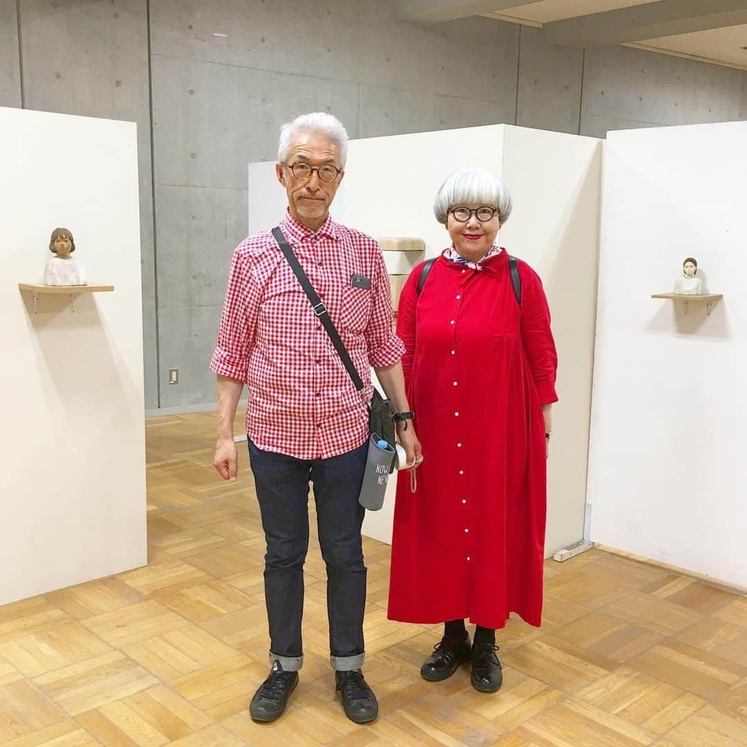 bon ponさんのインスタグラム写真 - (bon ponInstagram)「東京藝術大学の『藝祭2019』に行ってきました。 上野公園から藝大に向かう広場では、アートマーケットが開かれて、藝大生オリジナルのアクセサリーやTシャツ、陶器、アート作品などが販売されていました。 藝祭のパンフレットを見ながら、作品を鑑賞して回りました。絵画・デザイン・彫刻・工芸等、様々な作品を楽しみました。 藝祭名物の御輿パレードは、初日に行われるとのことで見ることはできませんでしたが、御輿が展示されていたので写真を撮りました(7枚目) 御輿は各科の1年生が一夏をかけて作り上げるそうですが、1年生とは思えない完成度に驚きました！ 美術学部の大浦食堂で定食を食べました。 ・ 大学美術館で開催中の「円山応挙から近代京都画壇へ」も観ました。 東京で約10年ぶりの公開という、大乗寺襖絵は圧巻でした。 植物や動物の細密画も素晴らしかったです。 ・ 藝大近くの「愛玉子」へ名物のオーギョーチィを食べに行きました。ずっと気になっていて、やっと念願が叶いました。 オーギョーチィは、イチヂク科の植物、愛玉子(アイギョクシ)の種をゼリー状にした台湾のデザート。レモンシロップがかかっていてサッパリした食感でした。 ・ ・ #藝祭 #東京藝術大学 #愛玉子 #夫婦 #60代 #ファッション #コーディネート #リンクコーデ #夫婦コーデ #グレイヘア #白髪 #共白髪 #couple #over60 #fashion #coordinate #instafashion #instagramjapan #greyhair #bonpon511」9月8日 22時33分 - bonpon511