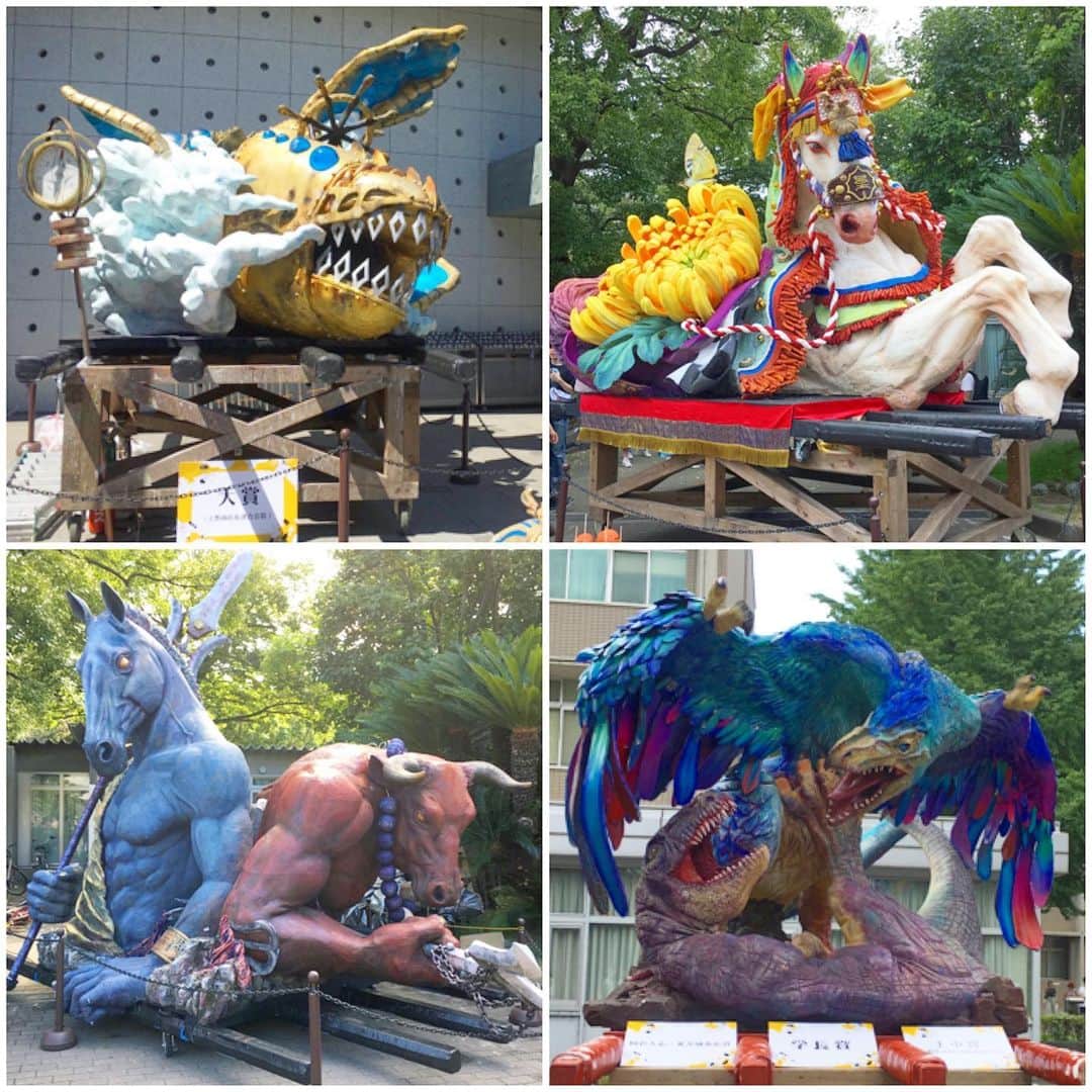 bon ponさんのインスタグラム写真 - (bon ponInstagram)「東京藝術大学の『藝祭2019』に行ってきました。 上野公園から藝大に向かう広場では、アートマーケットが開かれて、藝大生オリジナルのアクセサリーやTシャツ、陶器、アート作品などが販売されていました。 藝祭のパンフレットを見ながら、作品を鑑賞して回りました。絵画・デザイン・彫刻・工芸等、様々な作品を楽しみました。 藝祭名物の御輿パレードは、初日に行われるとのことで見ることはできませんでしたが、御輿が展示されていたので写真を撮りました(7枚目) 御輿は各科の1年生が一夏をかけて作り上げるそうですが、1年生とは思えない完成度に驚きました！ 美術学部の大浦食堂で定食を食べました。 ・ 大学美術館で開催中の「円山応挙から近代京都画壇へ」も観ました。 東京で約10年ぶりの公開という、大乗寺襖絵は圧巻でした。 植物や動物の細密画も素晴らしかったです。 ・ 藝大近くの「愛玉子」へ名物のオーギョーチィを食べに行きました。ずっと気になっていて、やっと念願が叶いました。 オーギョーチィは、イチヂク科の植物、愛玉子(アイギョクシ)の種をゼリー状にした台湾のデザート。レモンシロップがかかっていてサッパリした食感でした。 ・ ・ #藝祭 #東京藝術大学 #愛玉子 #夫婦 #60代 #ファッション #コーディネート #リンクコーデ #夫婦コーデ #グレイヘア #白髪 #共白髪 #couple #over60 #fashion #coordinate #instafashion #instagramjapan #greyhair #bonpon511」9月8日 22時33分 - bonpon511