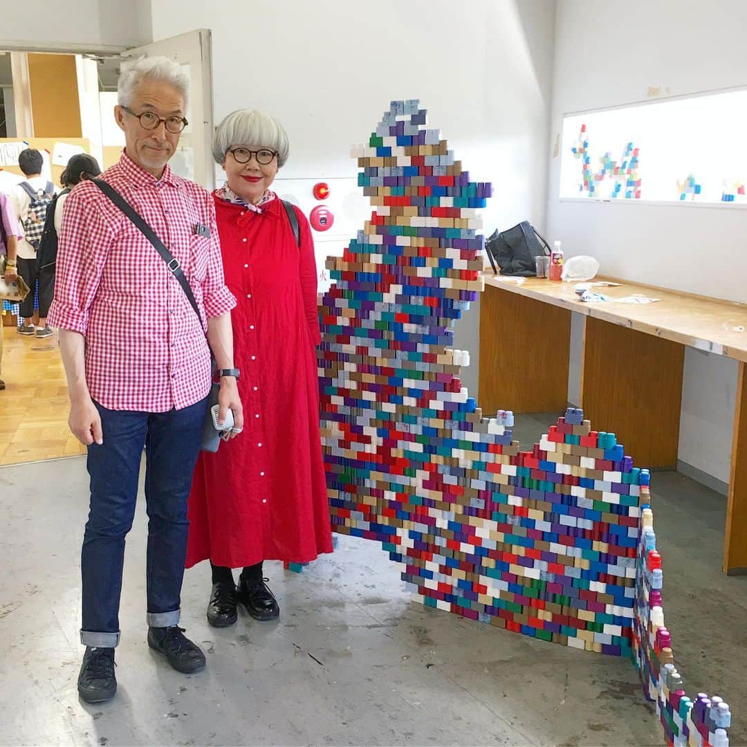 bon ponさんのインスタグラム写真 - (bon ponInstagram)「東京藝術大学の『藝祭2019』に行ってきました。 上野公園から藝大に向かう広場では、アートマーケットが開かれて、藝大生オリジナルのアクセサリーやTシャツ、陶器、アート作品などが販売されていました。 藝祭のパンフレットを見ながら、作品を鑑賞して回りました。絵画・デザイン・彫刻・工芸等、様々な作品を楽しみました。 藝祭名物の御輿パレードは、初日に行われるとのことで見ることはできませんでしたが、御輿が展示されていたので写真を撮りました(7枚目) 御輿は各科の1年生が一夏をかけて作り上げるそうですが、1年生とは思えない完成度に驚きました！ 美術学部の大浦食堂で定食を食べました。 ・ 大学美術館で開催中の「円山応挙から近代京都画壇へ」も観ました。 東京で約10年ぶりの公開という、大乗寺襖絵は圧巻でした。 植物や動物の細密画も素晴らしかったです。 ・ 藝大近くの「愛玉子」へ名物のオーギョーチィを食べに行きました。ずっと気になっていて、やっと念願が叶いました。 オーギョーチィは、イチヂク科の植物、愛玉子(アイギョクシ)の種をゼリー状にした台湾のデザート。レモンシロップがかかっていてサッパリした食感でした。 ・ ・ #藝祭 #東京藝術大学 #愛玉子 #夫婦 #60代 #ファッション #コーディネート #リンクコーデ #夫婦コーデ #グレイヘア #白髪 #共白髪 #couple #over60 #fashion #coordinate #instafashion #instagramjapan #greyhair #bonpon511」9月8日 22時33分 - bonpon511