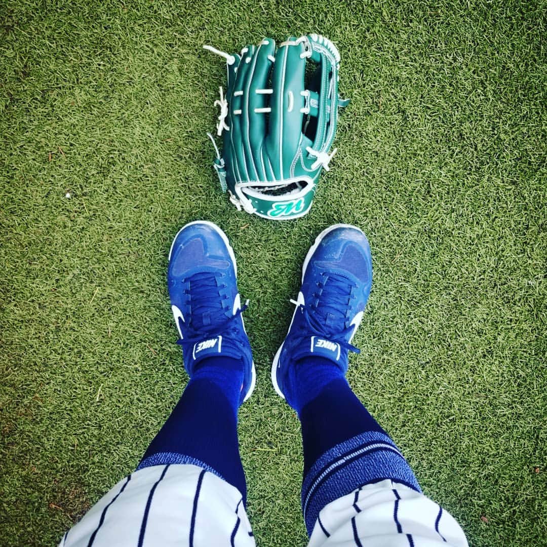 のインスタグラム：「【BASEBALL】スニーカーというか靴が好き過ぎて、だいたい100足以上のコレクターでして。 革靴も、ブーツも、サンダルも何でも好き  そして、 野球用のスパイク、英語ではベースボールクリーツといいますが、現在は7足あって、うち2足が人工芝用（最近、鉄歯2足を泣く泣く売りました）  こちら 日本未発売でアメリカから個人輸入した NIKEのALPHA HUARRACHE ELITE 2 TFは最後の文字がTURFの略で まさに人工芝用  硬いオレンジのピンがめちゃくちゃ食いつきます  そして、カカトが抜けないようにオレンジ色のヒールパッドまで内蔵  こういうマニア垂涎モノのギミックは買わないわけにはいきません  だって副業はライターだもの  本業はファッションモデルです  #草野球 #BASEBALL #TURF #人工芝 #スパイク #野球スパイク #jetermode #ジーターモード #ジータモード #ポイント #トレシュー #トレーニングシューズ #NIKE #ナイキ #ポイントスパイク #スパイク好き #ミドリ好き #オーダーグラブ @stance_japan」