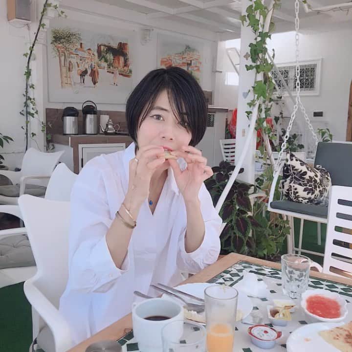 木村仁美のインスタグラム：「幸せだったモロッコでの日々。青い町シャウエンの朝ごはんタイム。🍽 途中コケコッコー！🐓って鳴かれて驚いてる。 . . (音が途中で切れてたので再掲) . . . . . . . . . . . #ちゃみムービー . . #青の街 #シャウエン #モロッコの旅 #Morocco #chouen #ご機嫌 #おいしい顔 #ショートヘアー女子」