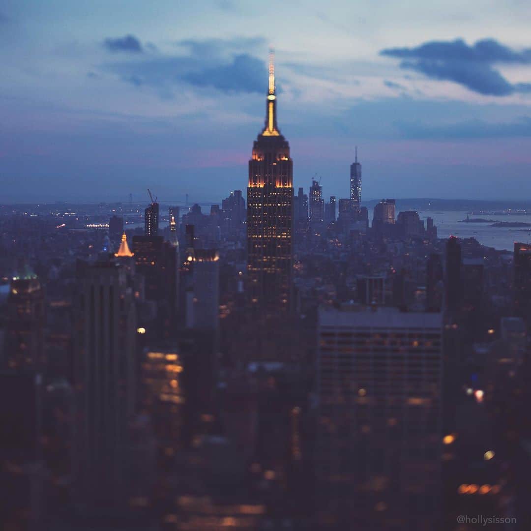 Holly Sissonさんのインスタグラム写真 - (Holly SissonInstagram)「Those NYC views! ❤️ #newyork #nyc #seeyourcity #thisisnewyorkcity #lovenyc #withaeroplan ~ Canon 5D MkIII + TS-E45mm f/2.8 @ f2.8 (See my bio for full camera equipment information plus info on how I process my images. 😊)」9月8日 22時48分 - hollysisson