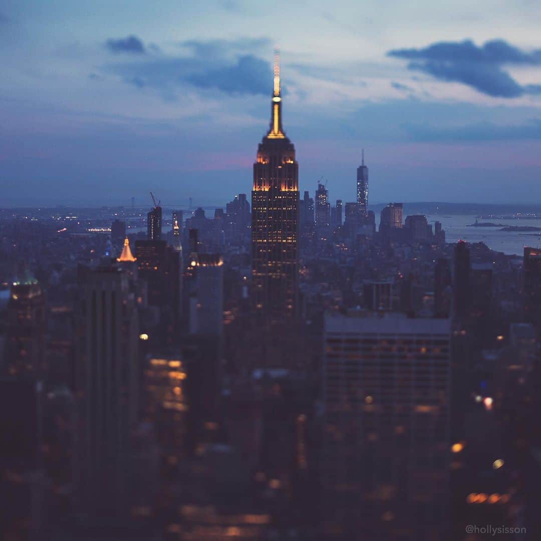 Holly Sissonのインスタグラム：「Those NYC views! ❤️ #newyork #nyc #seeyourcity #thisisnewyorkcity #lovenyc #withaeroplan ~ Canon 5D MkIII + TS-E45mm f/2.8 @ f2.8 (See my bio for full camera equipment information plus info on how I process my images. 😊)」
