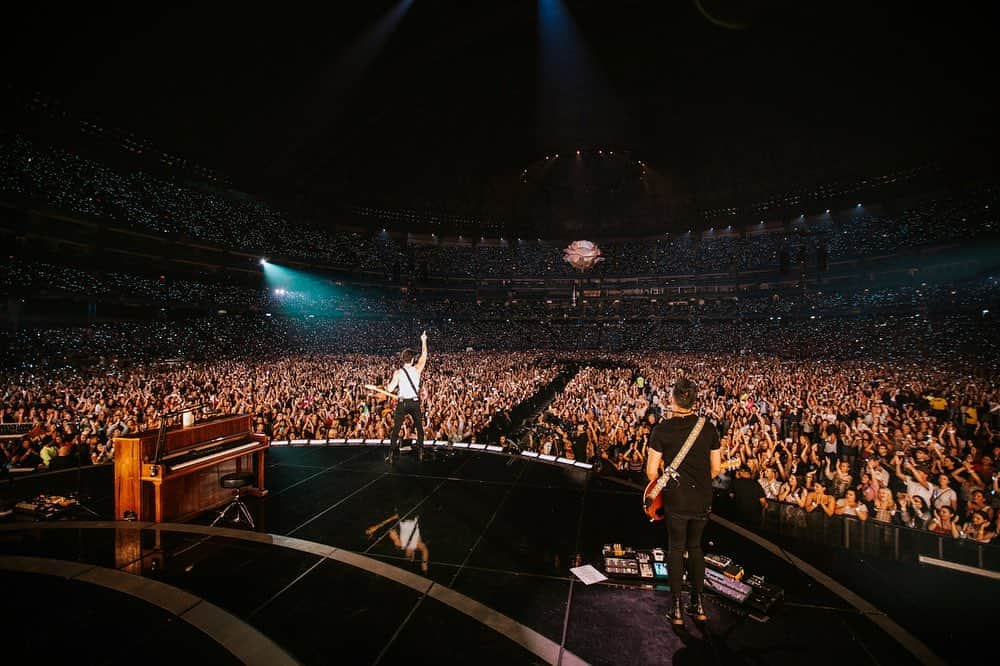 ショーン・メンデスさんのインスタグラム写真 - (ショーン・メンデスInstagram)「It’s taken me 24 hours be able to wrap my head around how breathtaking playing in Toronto was... I’ve never experienced something so moving in my entire life ❤️ 76 shows done & I just want to say thank you with all of my heart to every single one of you.  I want you all to feel so proud of this tour... this is just as much yours as it is mine so look around and see what you’ve done! I truly feel so connected with you guys when I’m on stage, it’s my favourite thing in the world and we get to feel magic every single night.  I love you the most  Thank you North America for a beautiful summer ❤️」9月8日 22時50分 - shawnmendes