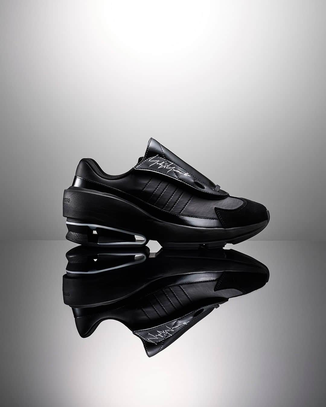 ワイスリーのインスタグラム：「Y-3 SUKUI. Y-3 Fall Winter 2019. --- #adidas #Y3 #YohjiYamamoto #SUKUI Discover the collection at Y-3.com」