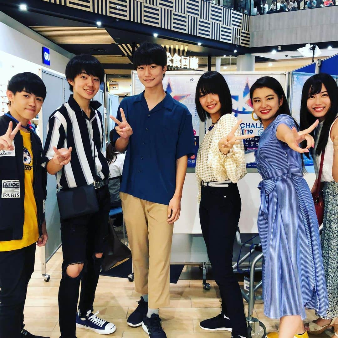 釜谷悠平さんのインスタグラム写真 - (釜谷悠平Instagram)「今日はキラチャレ2019北陸予選イオンモール新小松に遊びに行ってきました。たくさんの方と写真を撮っていただき、ありがとうございました！ みんなが頑張っている姿を見ていて、4年前のことを思い出し、僕もたくさんのチャレンジをして成長していこうと思いました。  そして、あのハイスクールバンバンがゲストアーティストということでとても楽しみに来ました！一緒に写真も撮ってもらいありがとうございました！ ステージではとても声が綺麗で周りの雑音も無くなるくらい聞き入ってしまいました…！ やっぱり個人個人のレベルが凄く高くてできる技で、一朝一夕でできるものではないと感じました\(｀°∀°)/ 素晴らしかったです。 #キラチャレ2019  #ハイスクールバンバン  #憧れ」9月8日 22時56分 - yuhei_kamatani