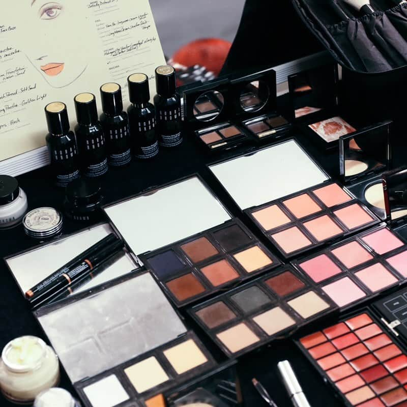 ボビイブラウンさんのインスタグラム写真 - (ボビイブラウンInstagram)「Join us backstage at #NYFW. This season we’ve partnered with 16 powerhouse female designers and a collective of incredible female makeup artists. — Stay tuned for makeup tips and tricks straight from the runway. Tell us what you want to see in the comments below! —  #bobbibrown #nyfw #femalefounder #womenempowerment #womenhelpingwomen #makeup #backstage #beauty #proartist #mybobbibrown」9月8日 22時58分 - bobbibrown