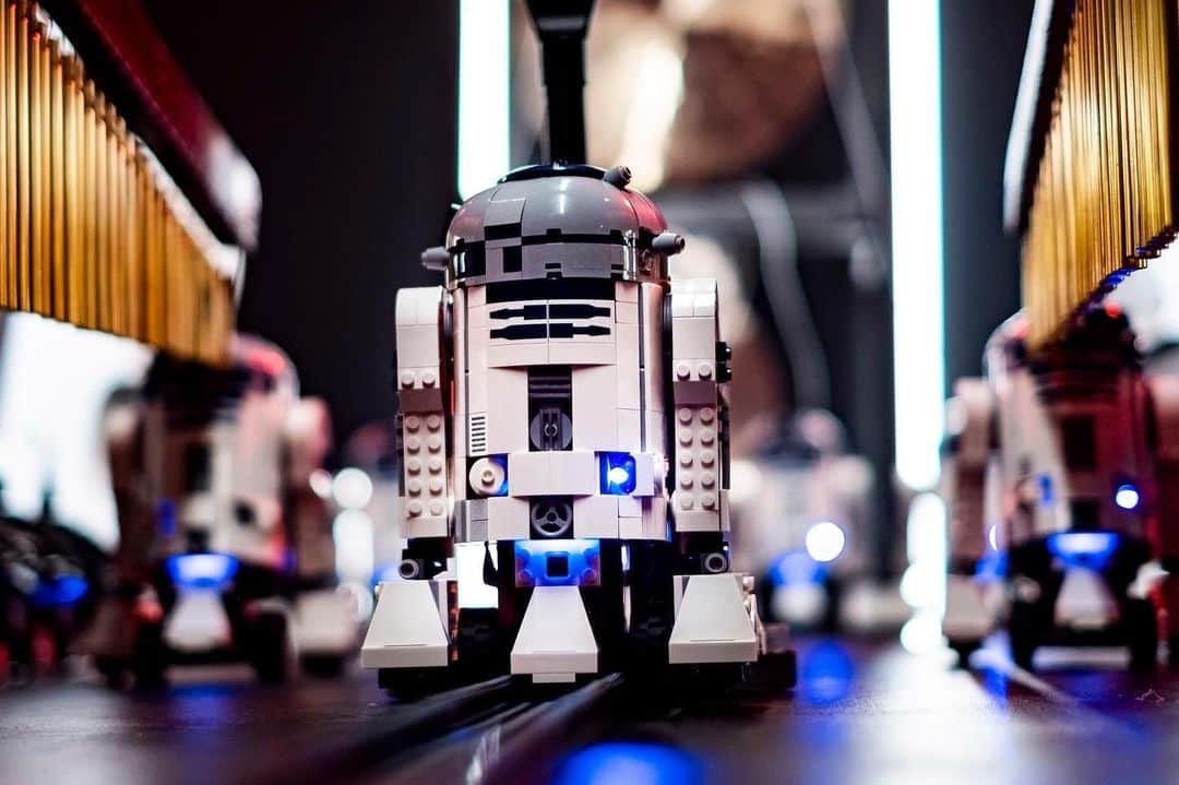 LEGOさんのインスタグラム写真 - (LEGOInstagram)「What do you get when you put together 95 droids, 10 violins, 8 keyboards, 4 cellos and 1 dedicated inventor? The LEGO Star Wars BOOST Droid Commander Orchestra!」9月8日 23時04分 - lego