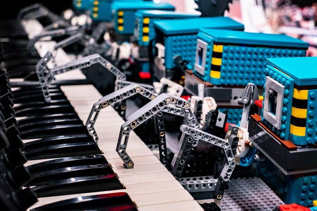 LEGOさんのインスタグラム写真 - (LEGOInstagram)「What do you get when you put together 95 droids, 10 violins, 8 keyboards, 4 cellos and 1 dedicated inventor? The LEGO Star Wars BOOST Droid Commander Orchestra!」9月8日 23時04分 - lego