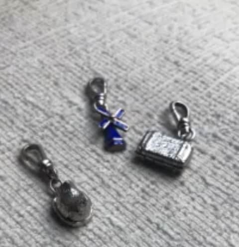 ルル フロストのインスタグラム：「A hen and her chicks, a suitcase to pack & a spinning windmill - we can’t get enough of these mechanical vintage charms. Shop them all via link in bio」