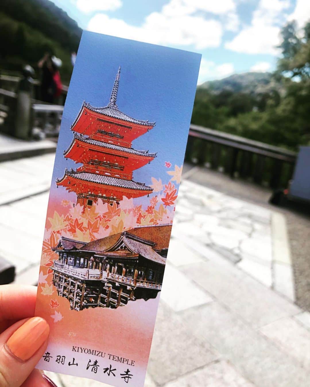 指出瑞貴さんのインスタグラム写真 - (指出瑞貴Instagram)「#スライドしてね  撮影off日は #京都 へ。 はんなり。中学校の修学旅行ぶり。  大人になって来ると、また違った見え方するんだなあと。 #伏見稲荷 の山頂までの道のり本当にしんどかった…笑笑 和の文化って素敵ですね！ 心が落ち着きます笑笑 浴衣着てる方がちらほらいて、いいな〜私最後着たのいつだろうなんて思いながら目で追っちゃった😂  #清水寺 #kyoto #kiyomizudera #hushimiinari #祇園 #gion」9月8日 23時11分 - sashidemizuki