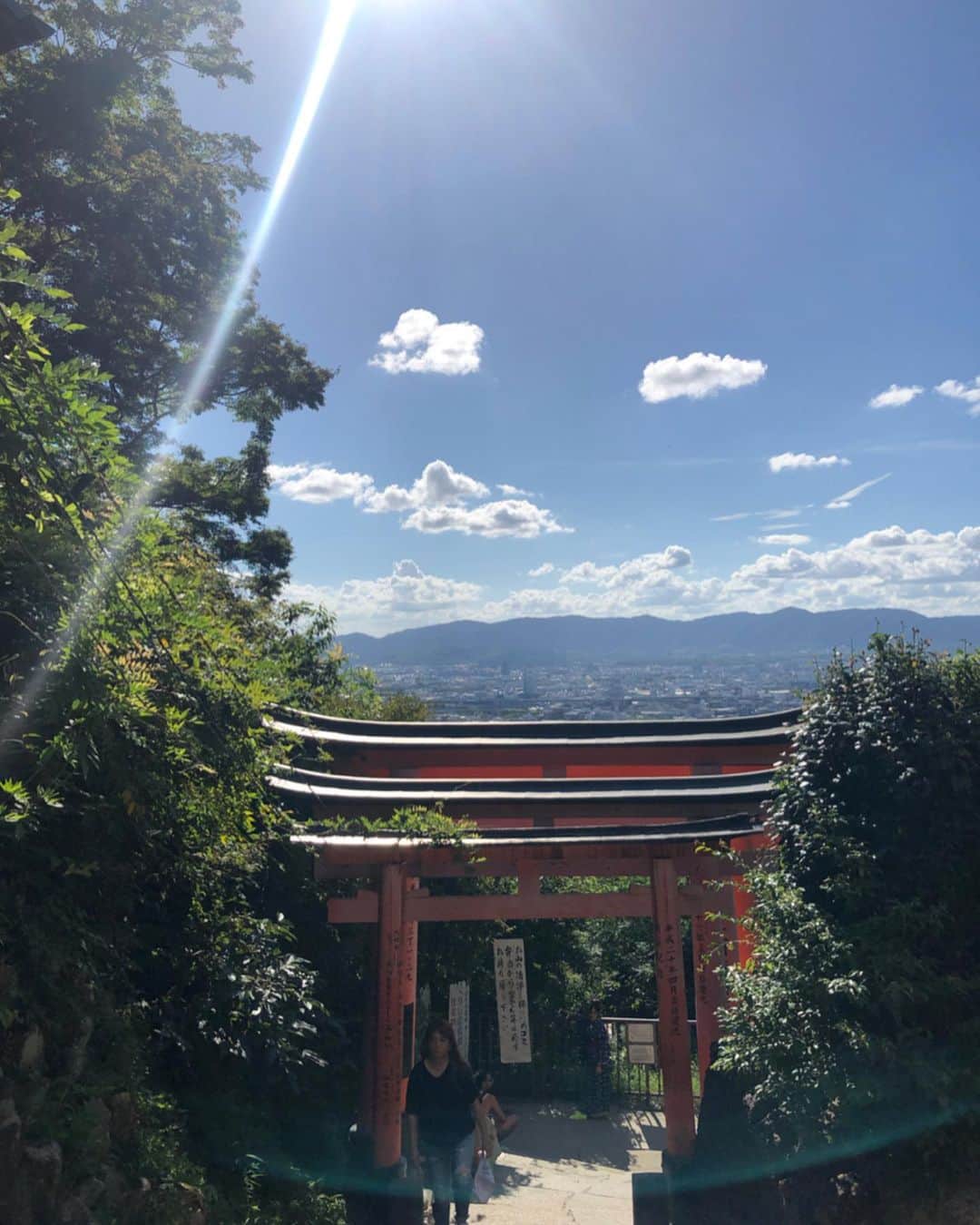 指出瑞貴さんのインスタグラム写真 - (指出瑞貴Instagram)「#スライドしてね  撮影off日は #京都 へ。 はんなり。中学校の修学旅行ぶり。  大人になって来ると、また違った見え方するんだなあと。 #伏見稲荷 の山頂までの道のり本当にしんどかった…笑笑 和の文化って素敵ですね！ 心が落ち着きます笑笑 浴衣着てる方がちらほらいて、いいな〜私最後着たのいつだろうなんて思いながら目で追っちゃった😂  #清水寺 #kyoto #kiyomizudera #hushimiinari #祇園 #gion」9月8日 23時11分 - sashidemizuki