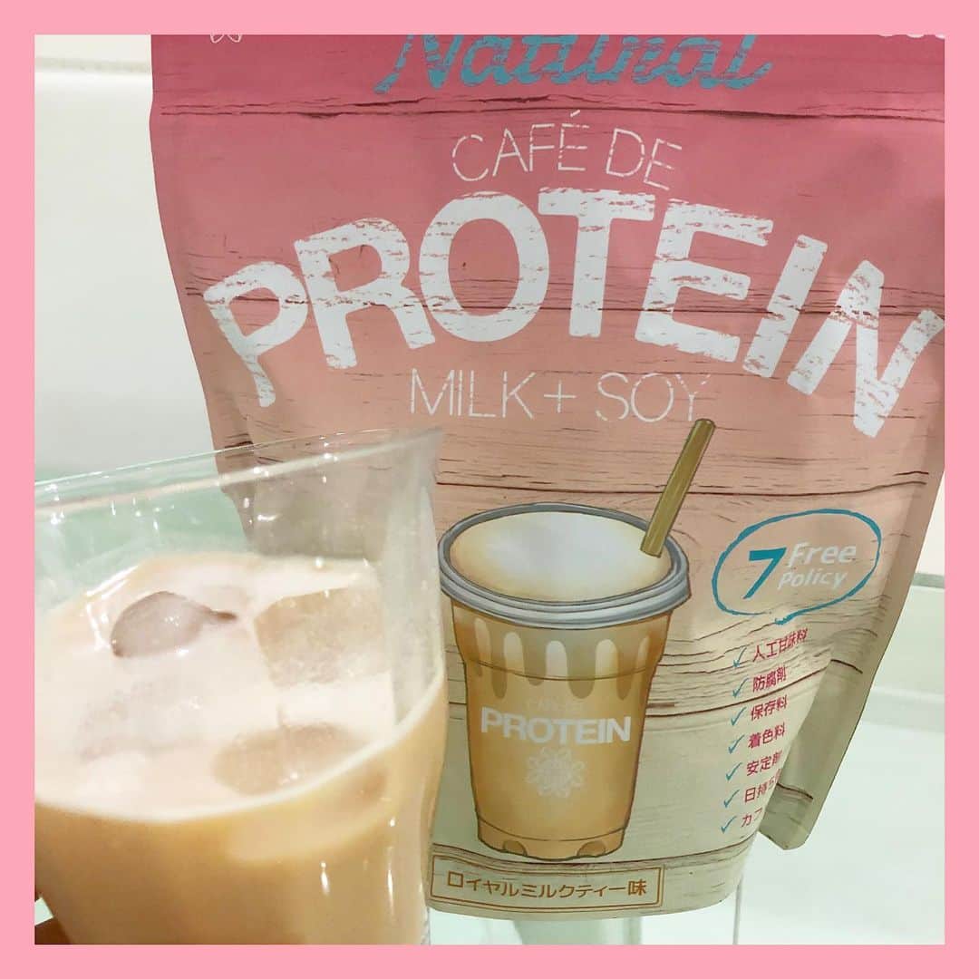 のインスタグラム：「プロティンダイエットはじめました〜〜💪 カフェデプロテイン うんんんんんまっ🤤🤤🤤 ． フォロワーさんから ミルクティー味すすめられて💕 ． チョコ好きの私的にはショコラ🍫が飲みたかったけど ． これはオススメ💕 ソイラテとか好きな方はハマる 豆乳の味が美味しい💕 ． 美味しすぎて飲みすぎ注意🤣 1日2回が目安らしいよ ． 朝起きてすぐ 運動後 夜寝る前…とかね ． これ以外は飲まないようにね💪 ． 水で溶かせば1杯112カロリーだから割と低カロリー ． タンパク質は1杯で20gも摂取できるみたいよ ． タンパク質が低下すると ダイエット出来ないらしいから ． でもプロティン飲みすぎても 太るからね〜 (自分に言い聞かせてる) . 人工甘味料、防腐剤、保存料 着色料、安定剤、日持ち向上剤 カフェインが入ってないから安心 ． ストーリーにURL貼り付けといたよ #cafedeprotein #プロテイン #サンスマイル #sunsmil #プロテインダイエット #めりはりボディ #カフェデプロテイン #代謝力アップ #免疫力アップ #高品質プロテイン #添加物不使用 #タンパク質摂取 #いつもの食事と共に #日本製 #ボディメイク」