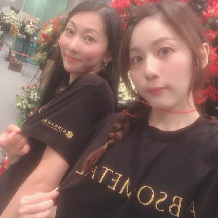 のインスタグラム：「＊ ＊ けいなと一緒に激嬢すけっとバス🛁 ＊ 旗揚げからずっとお手伝いをしている、 銀岩塩さんの『ABSO－METAL』とゆう舞台の物販のおねいさんしました✨ ＊ 激嬢ユニットバスや舞台ダンガンロンパでの出会いから、ずっと繋がるご縁が素敵💫 ＊ ＊ なんと7年前に、わたしがミュージカル初主演をさせて頂いたときに共演したレナにも再会できて、なんだか感慨深かったなーー😍 ＊ ＊ #銀岩塩 #激嬢ユニットバス #ダンガンロンパ #ミュージカル #舞台 #女優 #japanesegirl #japaneseactress #jfashion #staff #stage #backstage #actress」