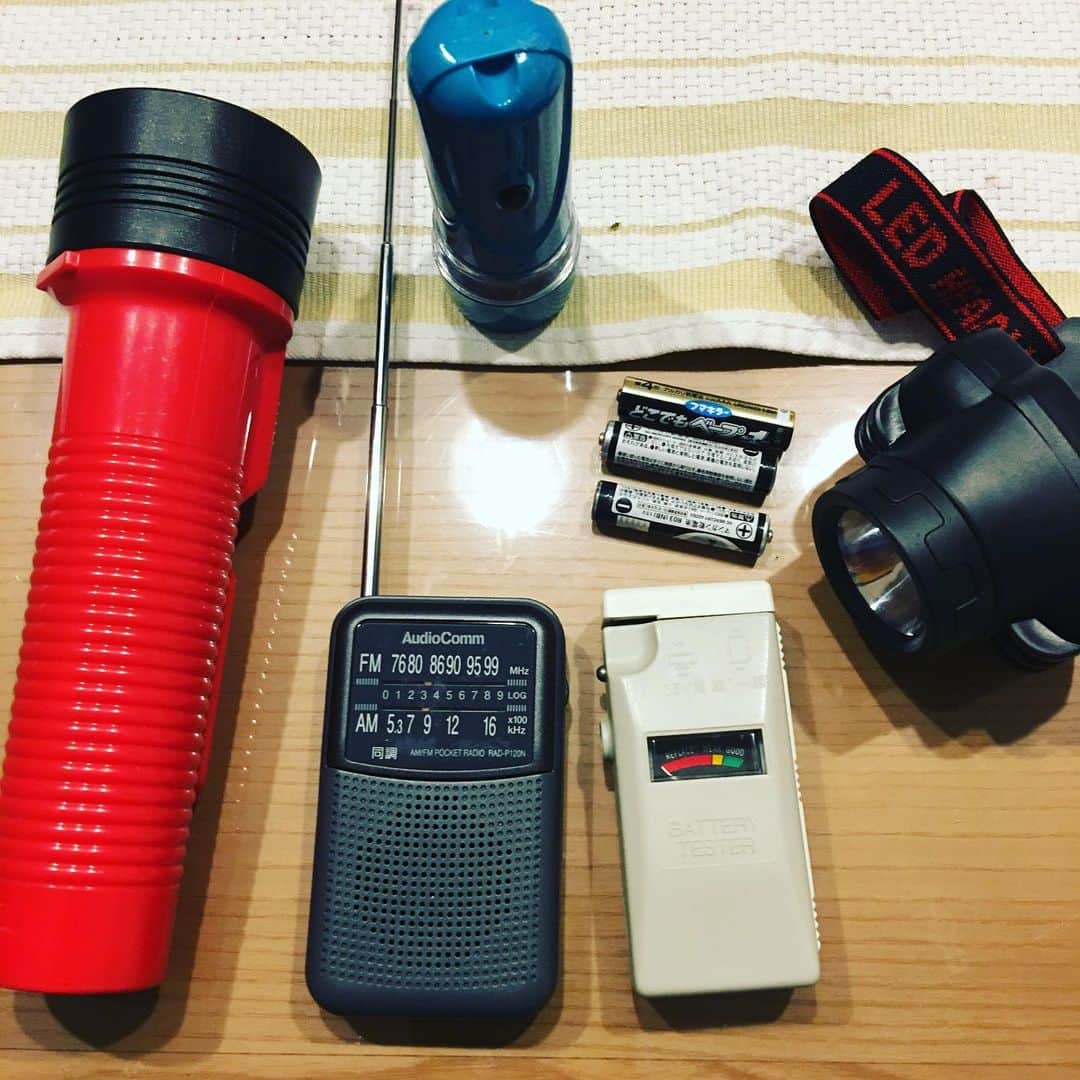 阿部善博のインスタグラム：「‪懐中電灯と携帯ラジオの電池を確認し、ラジオのチューニングもしました。停電に備えて、携帯電話も充電しておきます。‬ ‪ラジオは地元のHOT839（エフエムさがみ）に合わせています。‬」