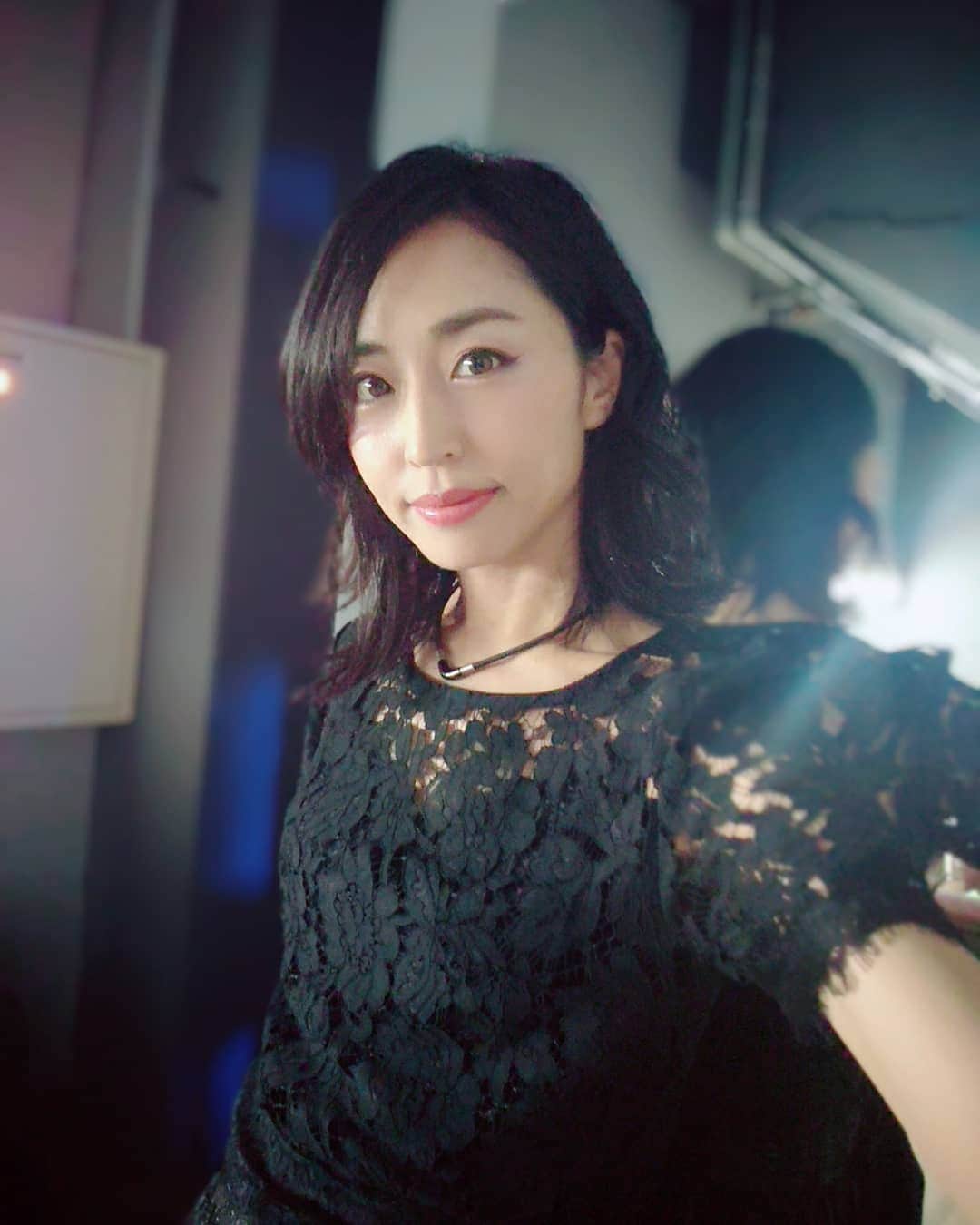 のインスタグラム：「皆さん台風前に新横浜StrageでのDay Driveにお越しいただきありがとうございました！今日昼間開催のライブにしておいて本当によかった！無事に開催できました。これから台風強くなるみたいなので気をつけてください⚠️ 今日もいっぱい演奏できて幸せでした！ 昨日も今日もD_DriveRさんから音が凄く良かったって言ってもらえて嬉しいです！ほぼアンプスピーカーや生ドラムのダイレクトの音だったので、そう言ってもらえるのは本当勇気になるね。これからも頑張ります！  Thank you for coming to 'Day Drive' in Yokohama today!  I really enjoyed the performance. I was worried about a typhoon. But it was fortunate that we performed before the typhoon comes. I hope everyone return home safe. Be careful about the typhoon everyone!  BTW some fans (D_DriveR) said 'Your sound is amazing!' to me today.  I'm really happy to hear that. I always get courage from their kind words. Of course your postings on my Instagram as well.  Thank you so much!!! #D_Drive #yuki #backstage #guitarplayer #gutarist #femaleguitarist #black #selfie #afterthegig」