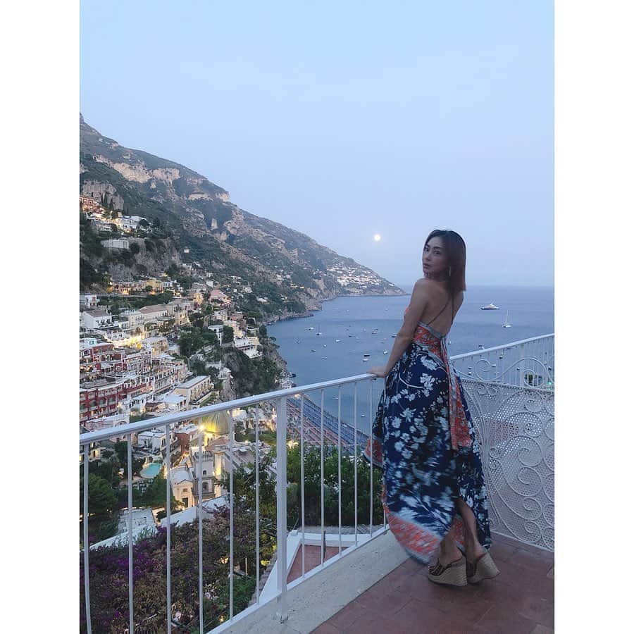 のインスタグラム：「満月🌕 ・ ・ ポジターノでの最後の夜は満月でした🌕 Last night in #positano 🍋🍋🍋 I’ll miss here so much  我很喜歡這裡❤️まだまだ続きますイタリア旅行記🇮🇹 • • • • #italy #italytrip #イタリア旅行 #イタリア旅行記 #tripwithlinah #beautiful #fullmoon #満月 #ポジターノ」