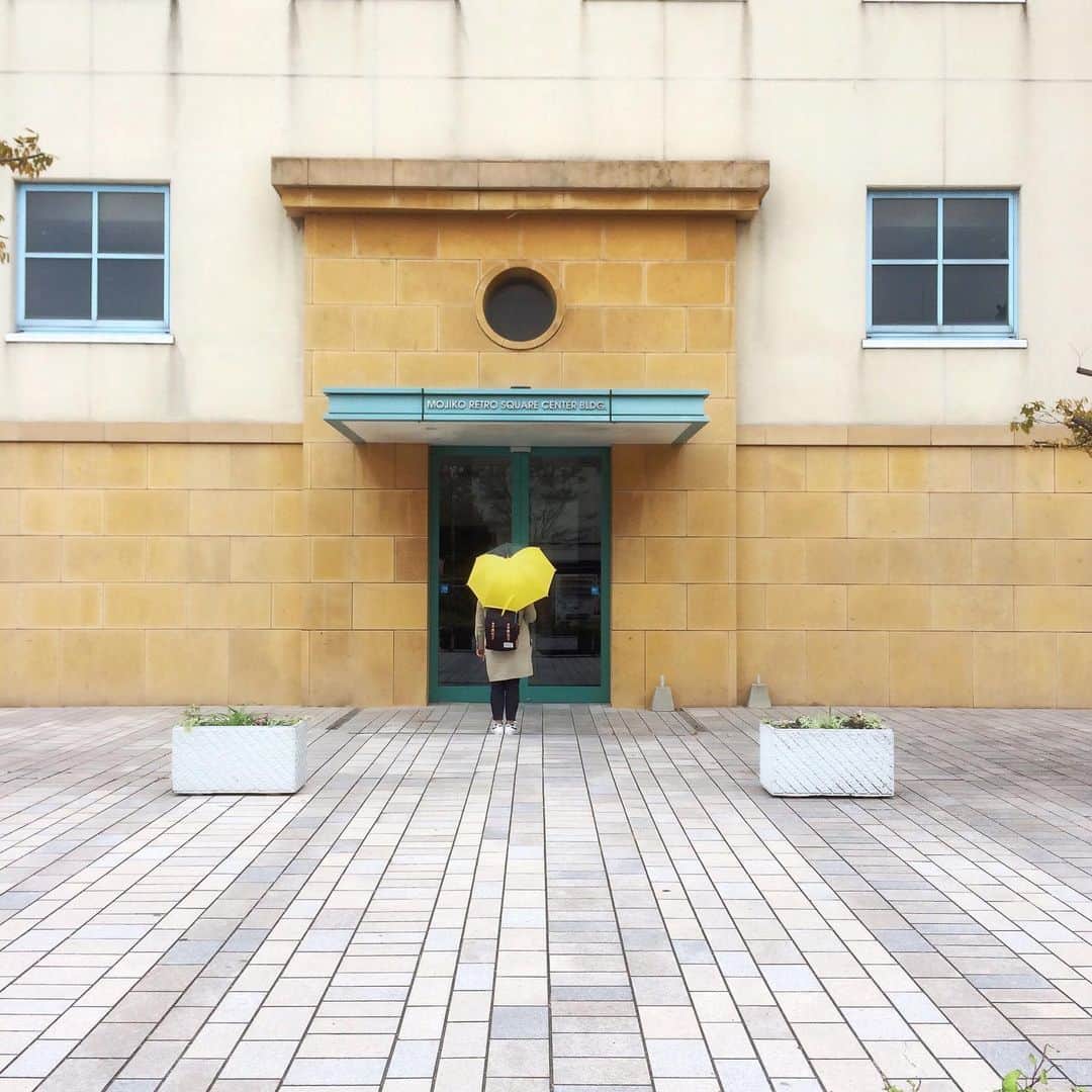 sunday_722のインスタグラム：「*﻿ Yellow umbrella☂ ﻿ *﻿ 猛烈な台風の中﻿ 皆さん大丈夫ですか？﻿ くれぐれも気をつけて﻿ お過ごし下さい。﻿ *﻿ #mwjp﻿ #ShotOniPhone﻿ #ShotOniPhone5s﻿ #umbrellaplanet﻿ #umbrella﻿ #street_minimal﻿ #rsa_minimal﻿ #tv_pointofview﻿ #indies_minimal﻿ #indies_gram﻿ #tv_tinypeople﻿ #tiny_people﻿ #jj_mobilephotography﻿  #youmobile ﻿ #streetsgrammer﻿ #visionofpictures﻿ #transfer_visions﻿ #ic_streetlife﻿ #rsa_minimal﻿ #minimalalert﻿ #myfeatureshoot ﻿ #samewheremagazine﻿ #as_archive﻿ #ink361_asia﻿ #streetdreamsmag」