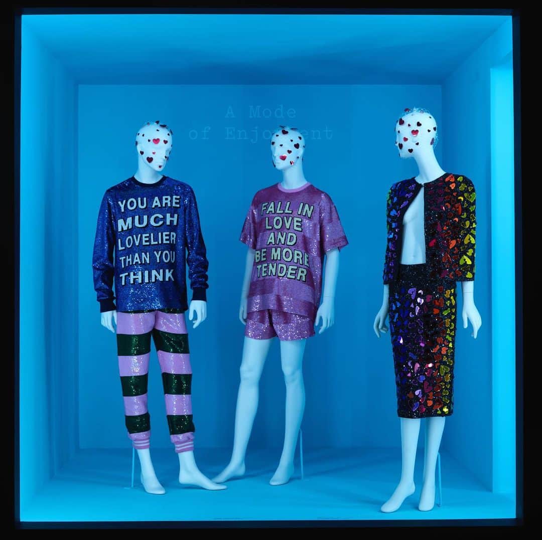 のインスタグラム：「“Camp taste is a kind of love, love for human nature.” —Susan Sontag, 1964 ⁣ ⁣ “Camp: Notes on Fashion” closed today. 💙 💜 ❤️ Thank you to all who visited—we loved having you! #MetCamp」