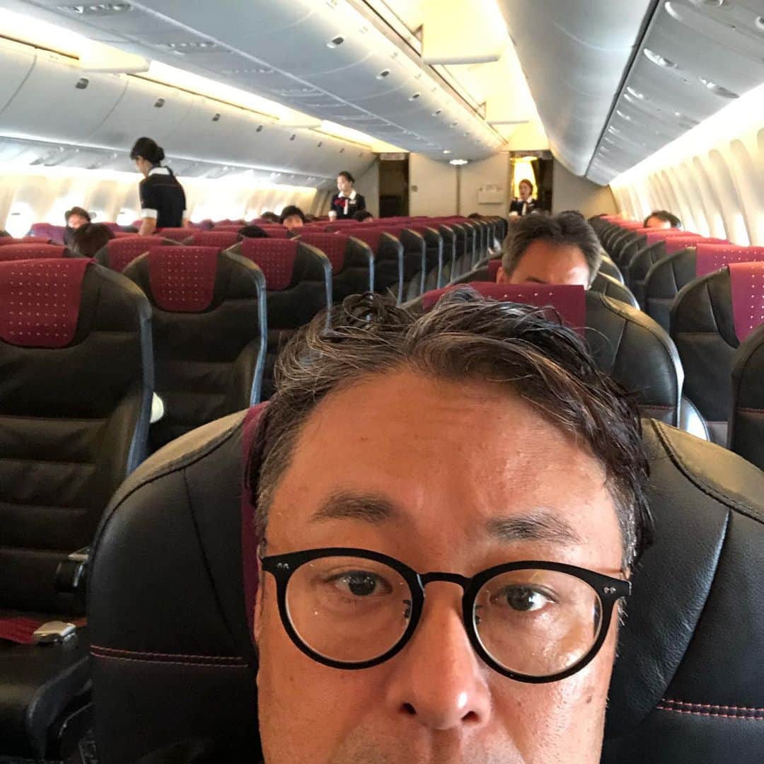 栗田善太郎のインスタグラム：「まさかのKEIKYU動かずから、地獄の顛末。 タクシーアウト、バスアウト、この便以外あと満席で夕方まで空席なし。 奇跡的に乗れたらガラガラ。みんな間に合わず、、 汗だくで髪の毛ぺったんこ。 台風15号は凄かったとSuchmos横浜スタジアムは今夜18時のCROSS FM URBAN DUSKにて！！ では！飛びます！」
