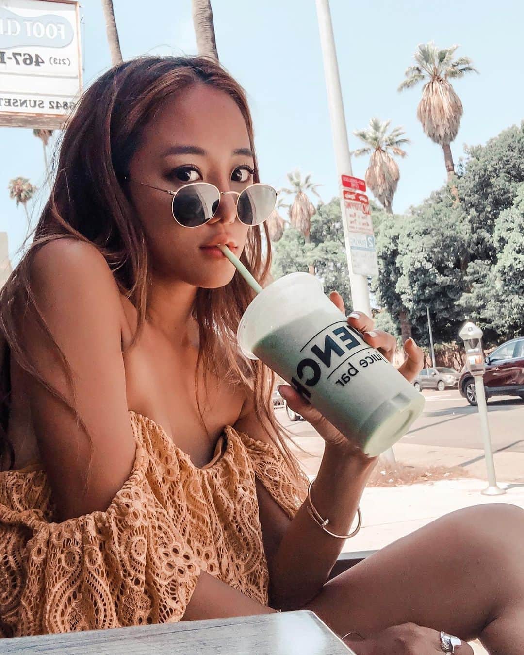 のインスタグラム：「Energy charge @qwenchjuice  Greens＋protein 🥬🥑🥦 ────────────────── ここのスムージー野菜多めでかなり良い🥒プロテインもいれて運動後のたんぱくチャージ！ ・ それにしてもLAではよくハイキングしてたけど、最近筋トレサボりすぎてる！ 9末にフィットネススターあるから、選手に負けないように絞らねば！ ・ #morning #me #juice #greensmoothie #fitness #hollywood #LA #LAlife #ロサンゼルス #カリフォルニア #outfit #lafashion #california」