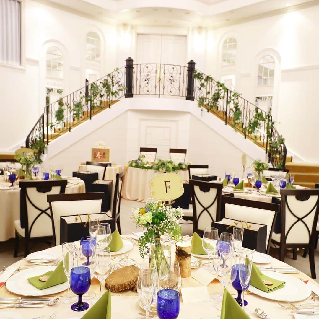 ホテルモントレ ラ・スール大阪ウエディングのインスタグラム：「@lasoeurosaka_wedding 大階段が人気のエスカーレ♡ . . . #モントレ花嫁 #ホテルモントレラスール大阪  #モントレウェディング #モントレ #モントレラスール大阪 . . #dressy花嫁  #marry花嫁  #プレ花嫁 #卒花嫁 #全国の花嫁さんと繋がりたい  #weddingdress #takamibridal  #wedding #結婚式 #ホテル婚 #ブライダルフェア」