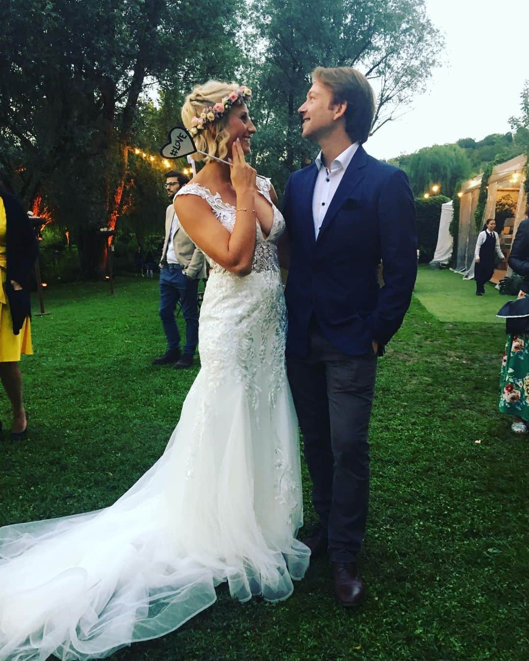 ステファノ・カルーゾのインスタグラム：「Herzlichen Glückwünsche to this amazing woman and her man towards their journey to happiness! When there is love, there is life!! 🍀 #wedding #love #life #friends #alifetogether #herzlichenglückwunsch #happydays #happylife #ciaobelli」