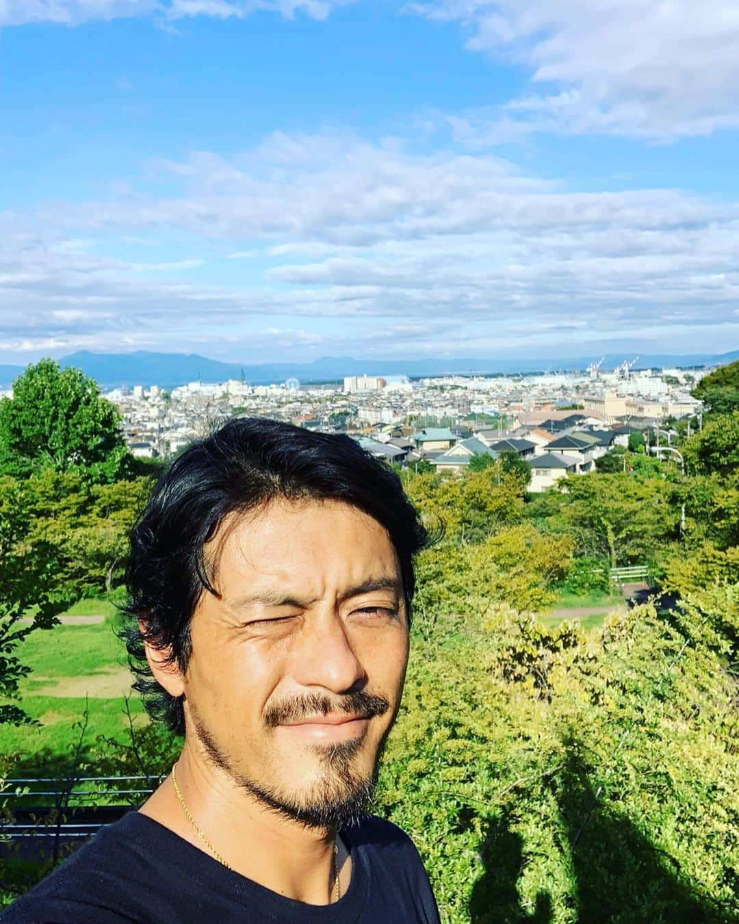 鈴木啓太さんのインスタグラム写真 - (鈴木啓太Instagram)「in 清水。小さな頃よく遊んだ場所🌿👦🏻 30年も前の話です。笑  どんな子どもだったか思い返してみると、いつも夢をイメージしていて、それが現実になることを信じて疑わなかったな。  出来ること、出来ないことに境界線はない。 今は出来なくても、やり続けることでいつかできるようになると。 ある意味ズレてたかもしれないけど「誰になんと言われようとやりたいことをやる！」 という、powerがあったみたい。  可能性は無限にあることを、子どもたちに伝えていきたいと思います。  さて、台風の被害が気になるところですが、今週も張り切っていきます👍  #清水 #静岡 #地元」9月9日 9時37分 - keita.suzuki.official